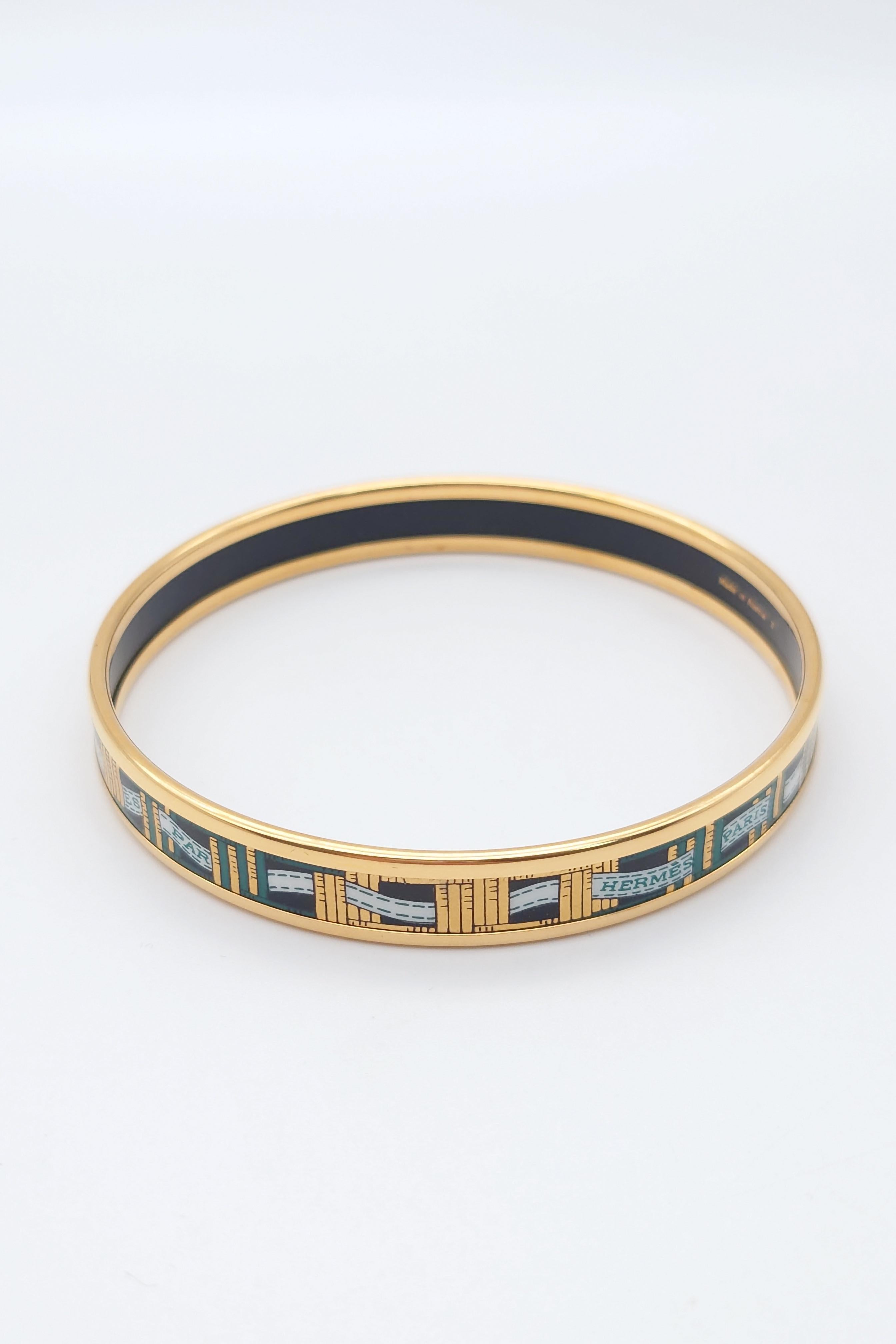Preowned

Authentic Hermes Bracelet Vintage Enamel Bangle”Band”

Height:9.0mm
Width:68.0mm
Material:Enamel × Metal
Marked:HERMES
Weight:20.88g

Come With:Box

Condition:Good Condition

Please note that vintage items are not new and therefore usually