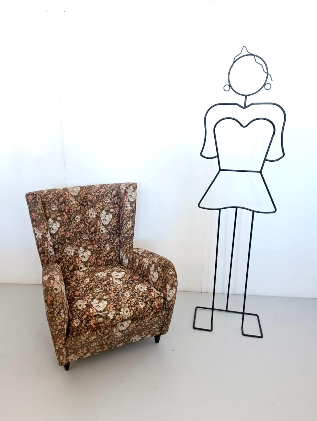 Made in Italy, anni '50. 
La poltrona ha gambe in faggio ed è rivestita con un tessuto floreale marrone di alta qualità, originale e in ottime condizioni. 
L'imbottitura è in ottime condizioni e non ha bisogno di essere sostituita.
Potrebbe