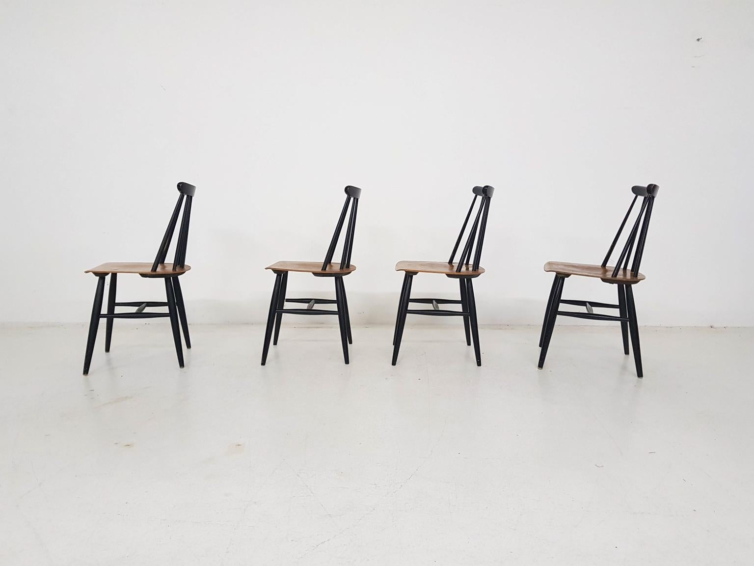 A set of 4 original and marked Scandinavian Modern “Fanett” dining chairs by Finnish designer Ilmari Tapiovaara for Edsby-verken, Sweden, 1961.

These chairs are early editions from 1961. Marked Edsby-verken and Ilmari Tapiovaara underneath the
