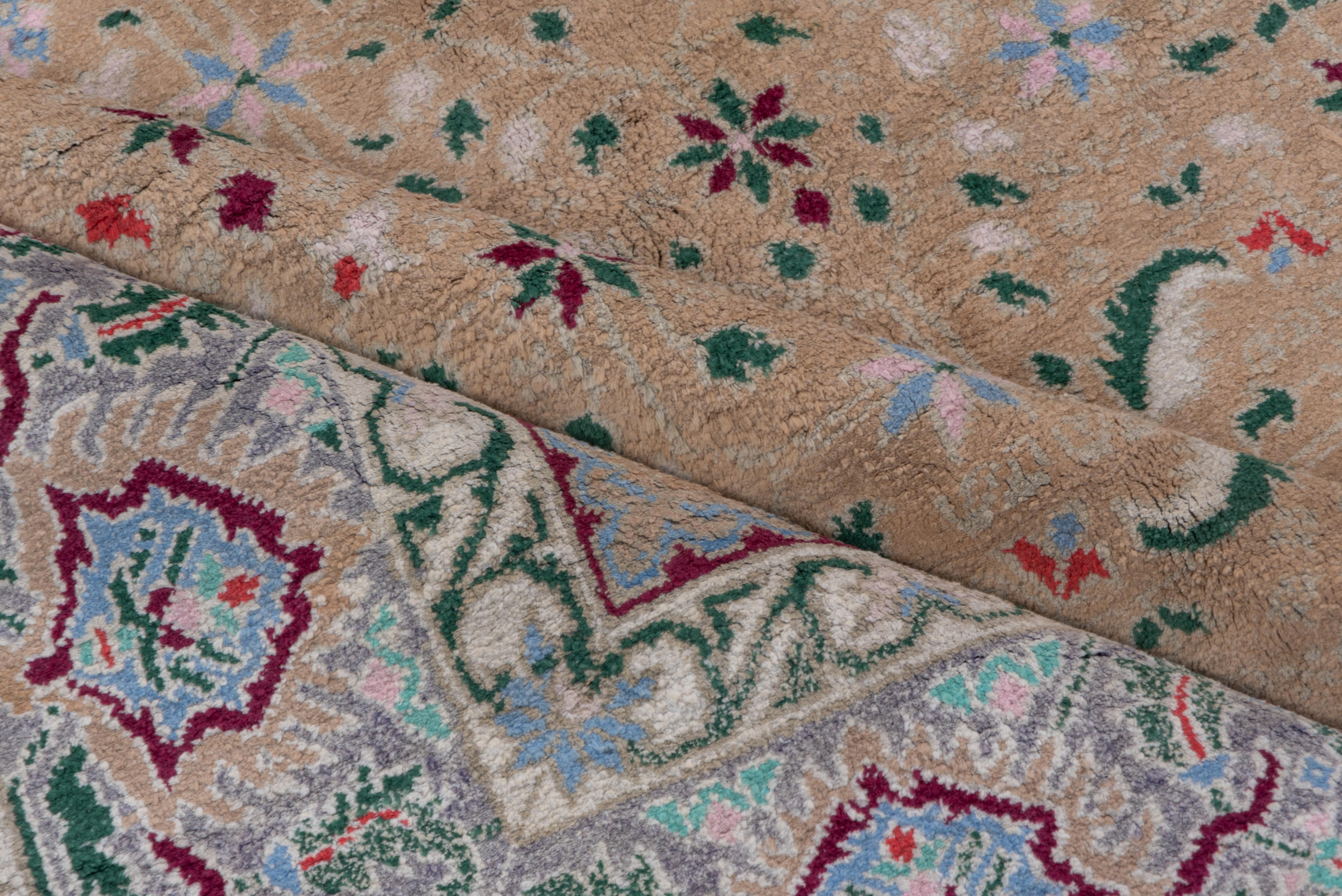 Authentique tapis indien Agra, entièrement à poils longs, champ beige, magnifique bordure Excellent état - En vente à New York, NY