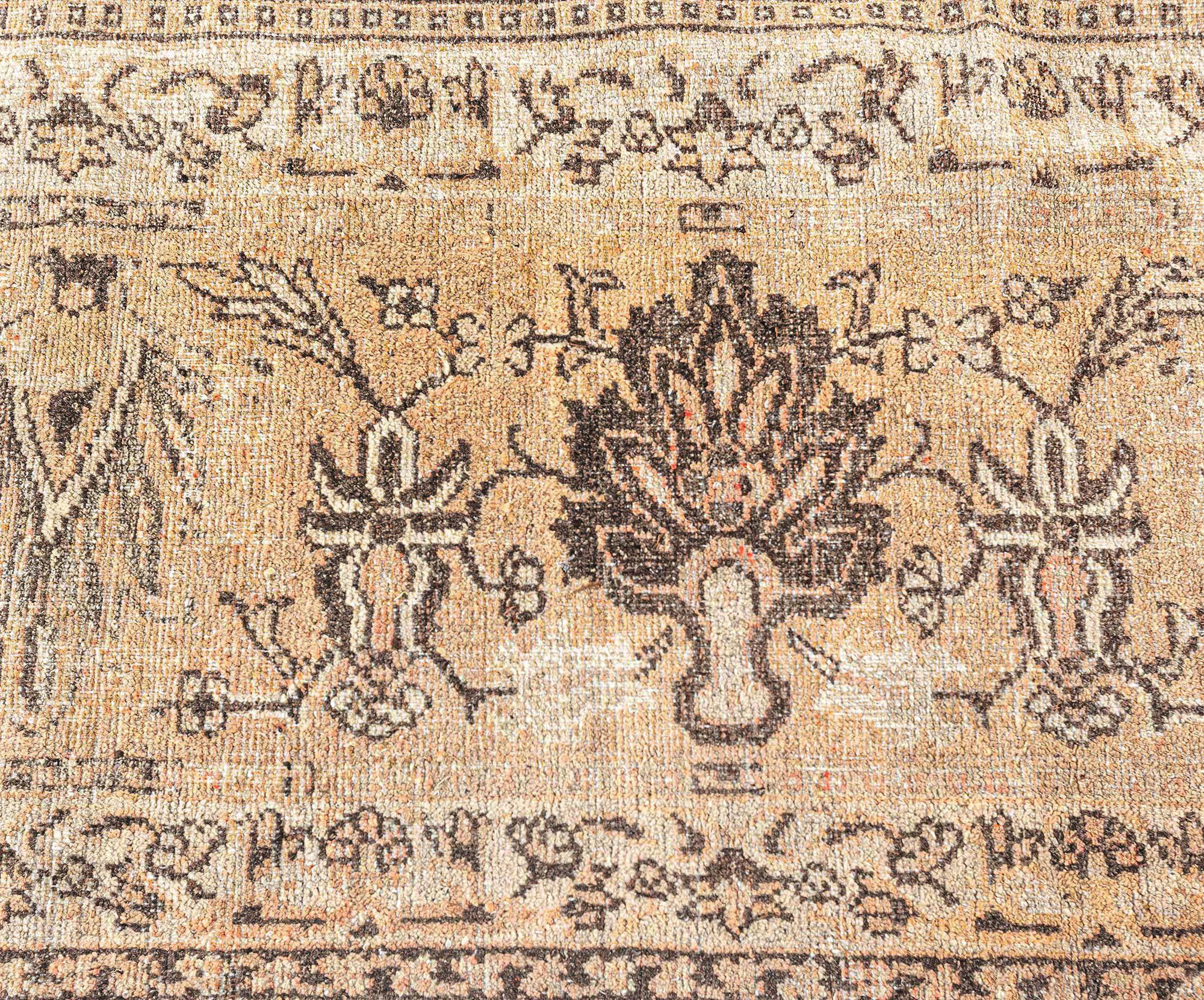 Authentic Indian Amritsar Handmade Wool Rug In Good Condition For Sale In New York, NY