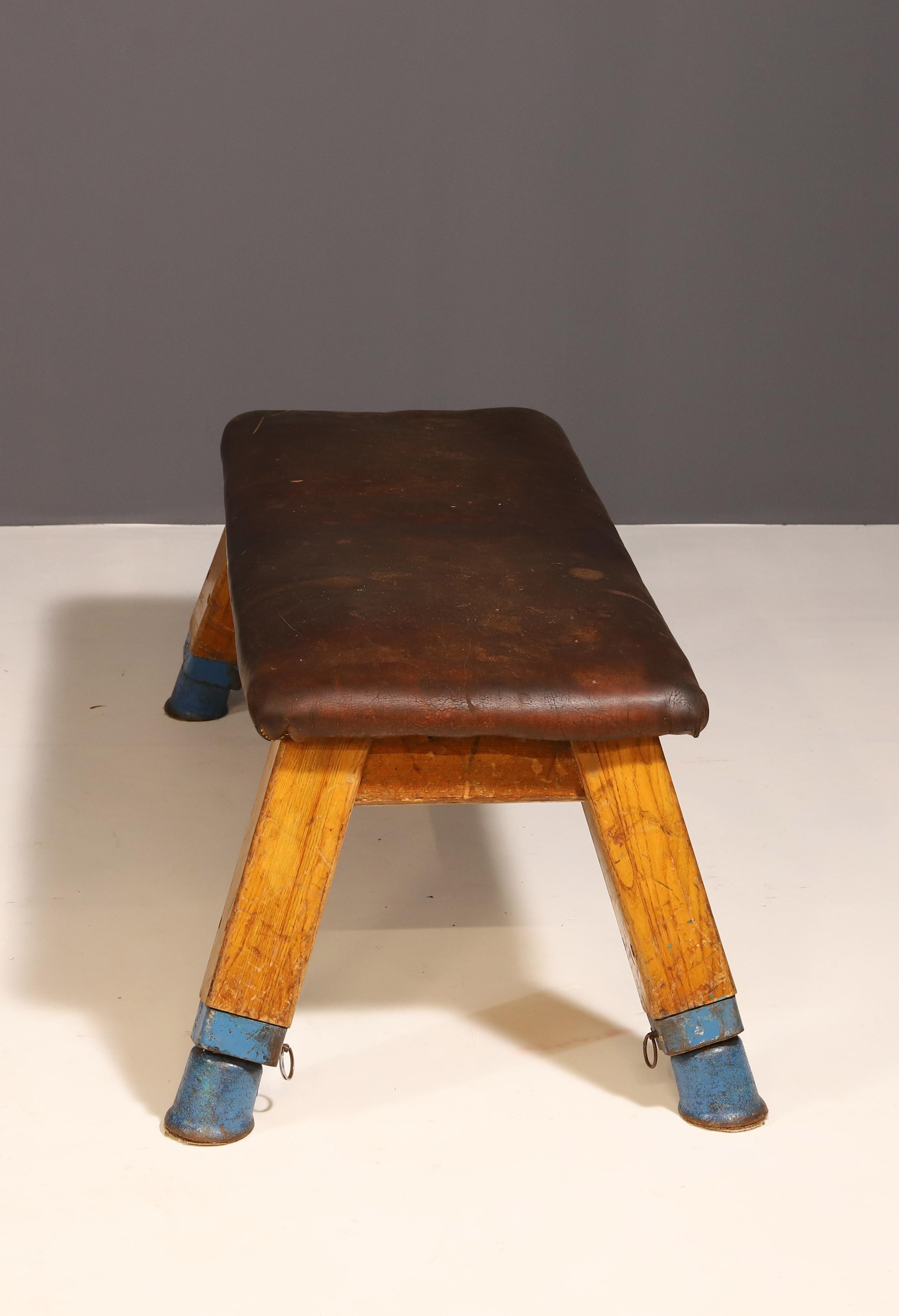 Authentische industrielle Gym-Bank aus Leder, 1950er Jahre, Tschechoslowakei (Tschechisch) im Angebot