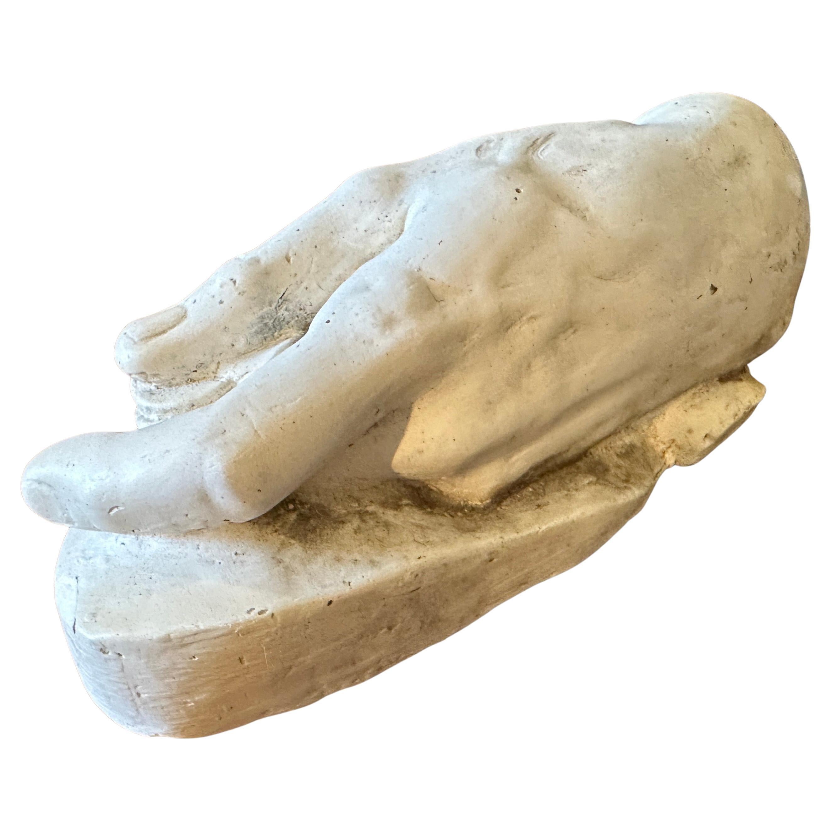 Excelente estado vintage con una hermosa pátina natural. Mira las fotos para ver los intrincados detalles y las pequeñas imperfecciones que le dan carácter. Esta pieza única, de mediados del siglo XX, representa un estudio detallado de una mano que