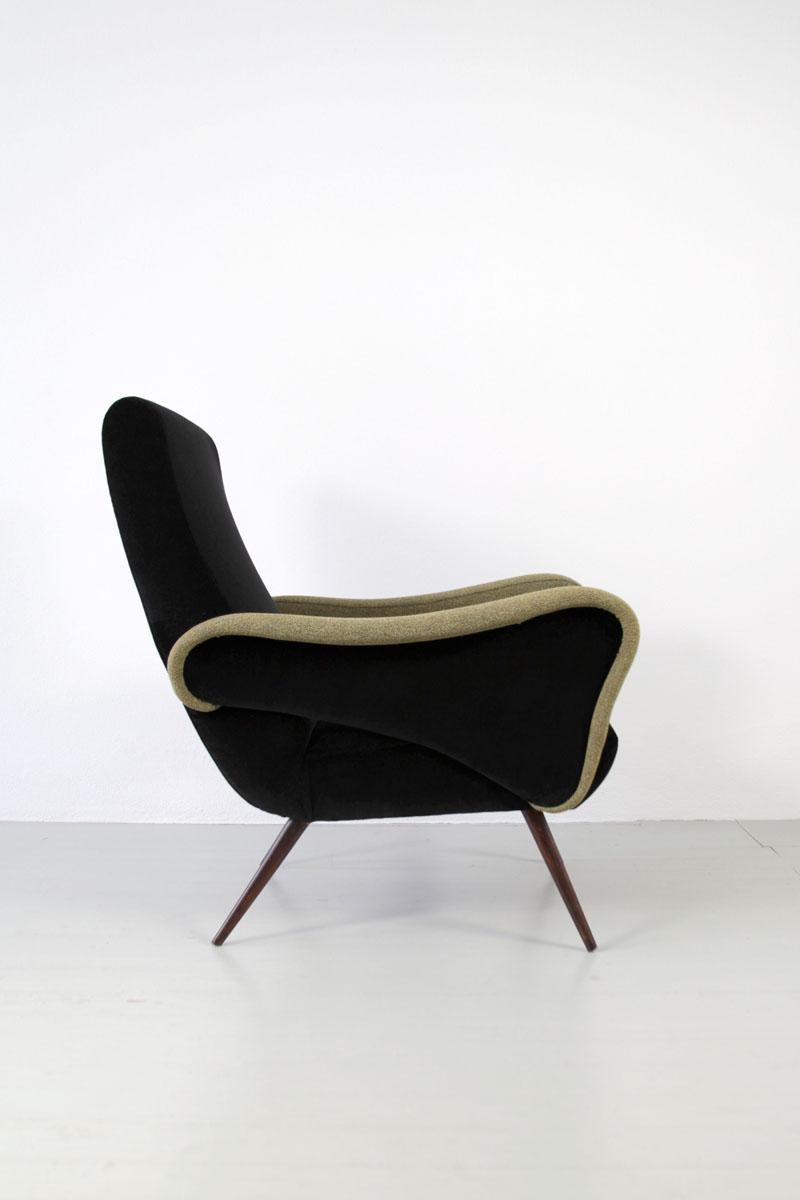 Authentischer italienischer Sessel aus den 1950er Jahren.
neue Polstermöbel mit Stoffen von Kvadrat (Harald 2-black) und Svensson (Rock-6562).

Sie können gerne weitere Bilder anfordern.