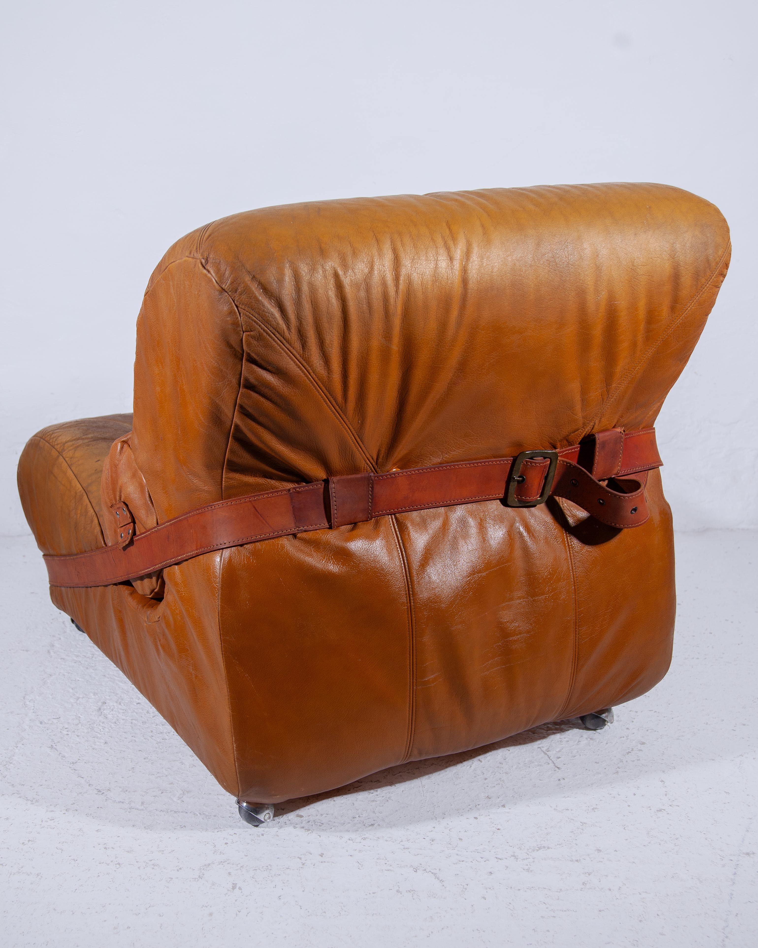 Auténtico sillón italiano de cuero camel, años 70 en venta 6