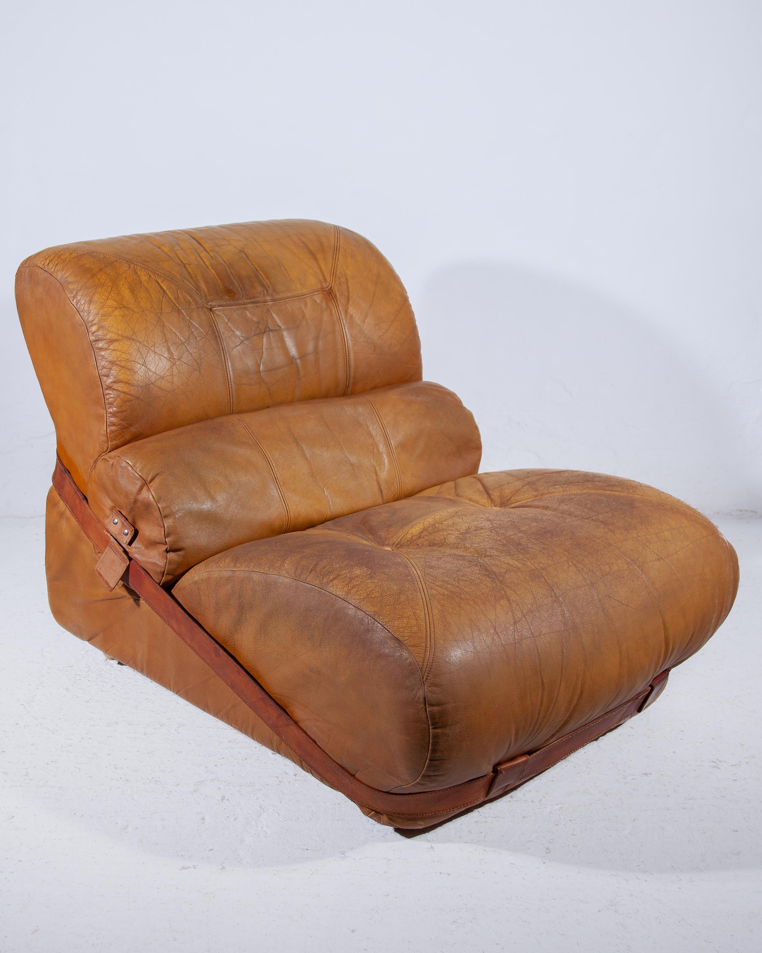 Auténtico sillón italiano de cuero camel, años 70 Moderno de mediados de siglo en venta