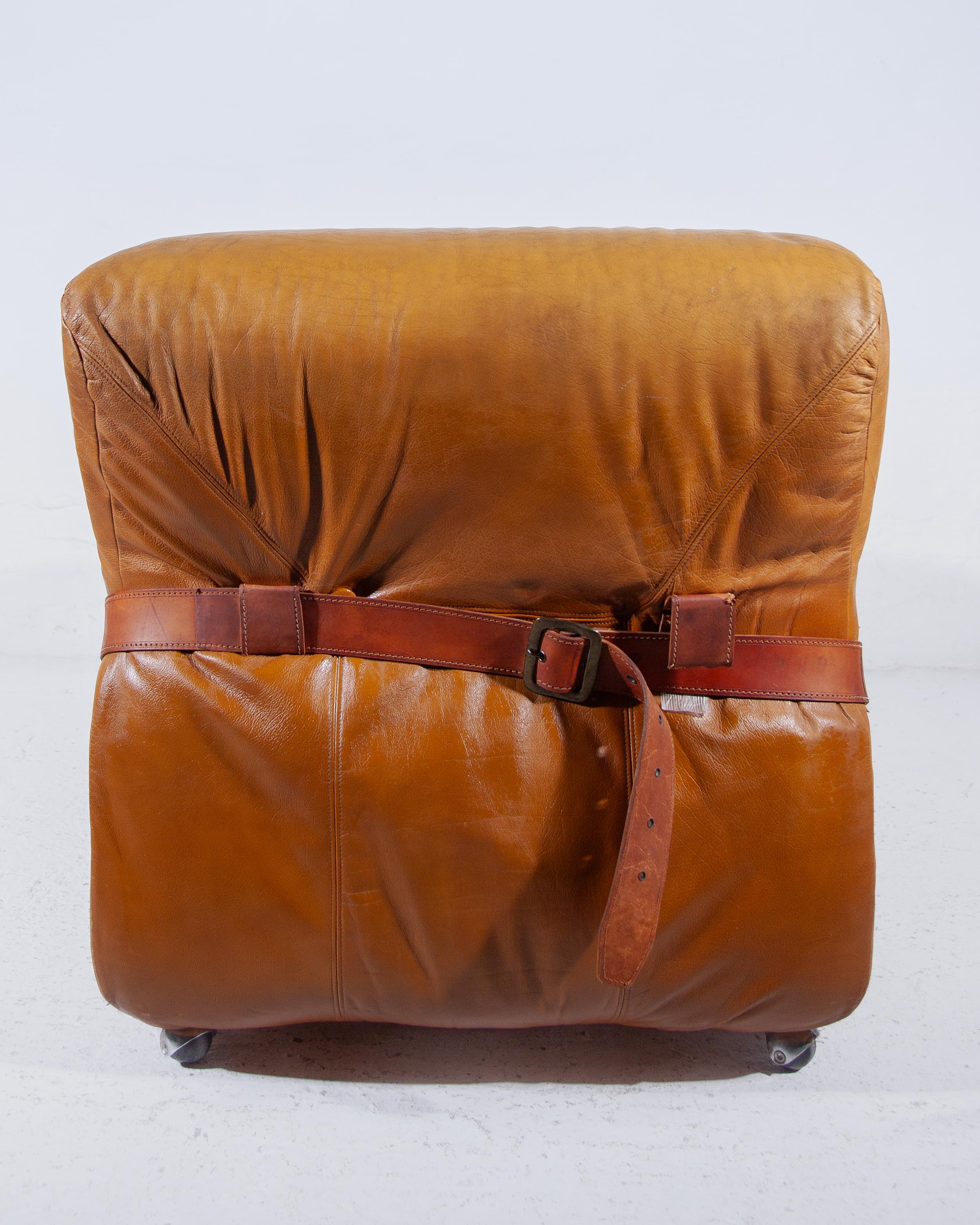 Auténtico sillón italiano de cuero camel, años 70 finales del siglo XX en venta