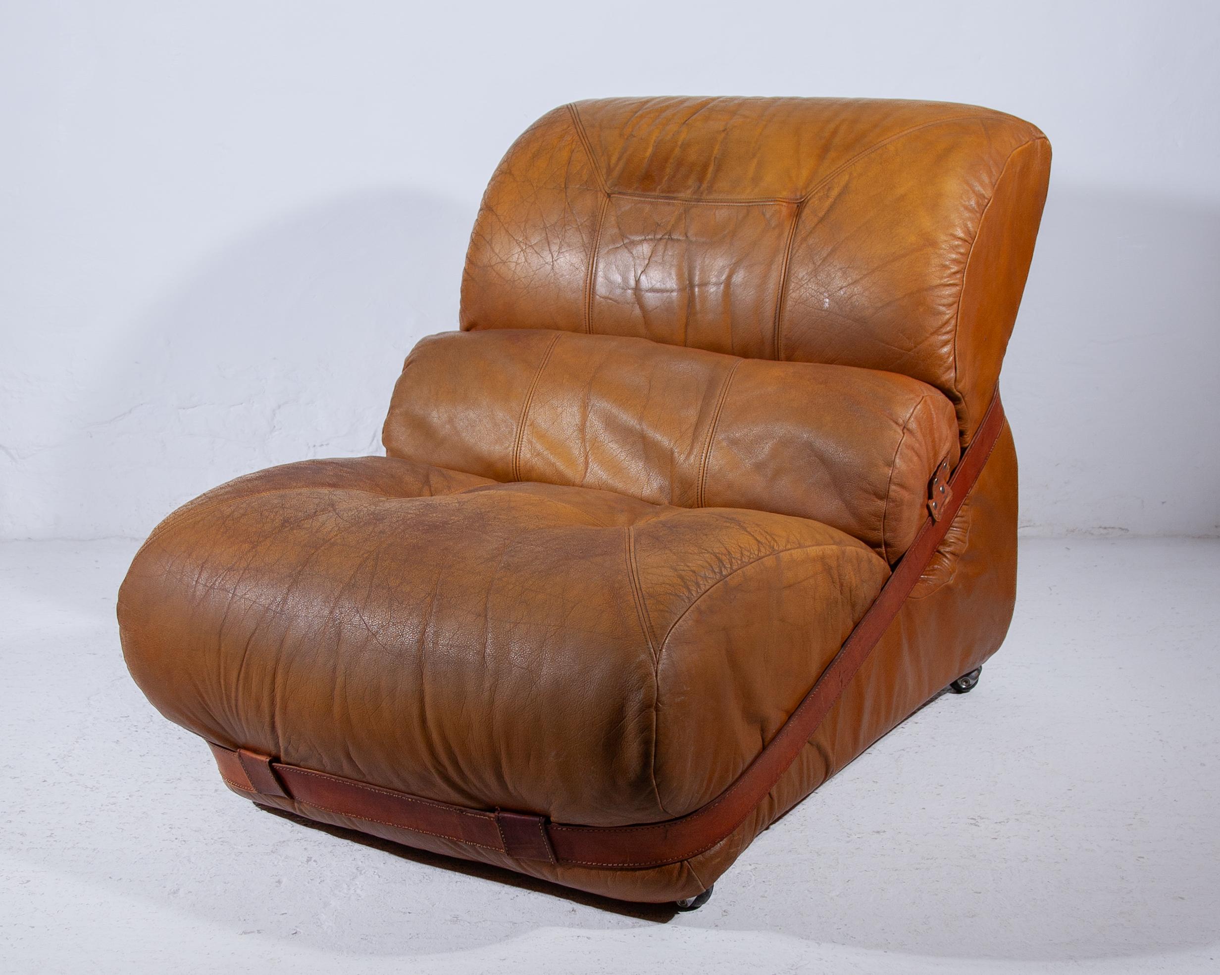 Auténtico sillón italiano de cuero camel, años 70 en venta 2