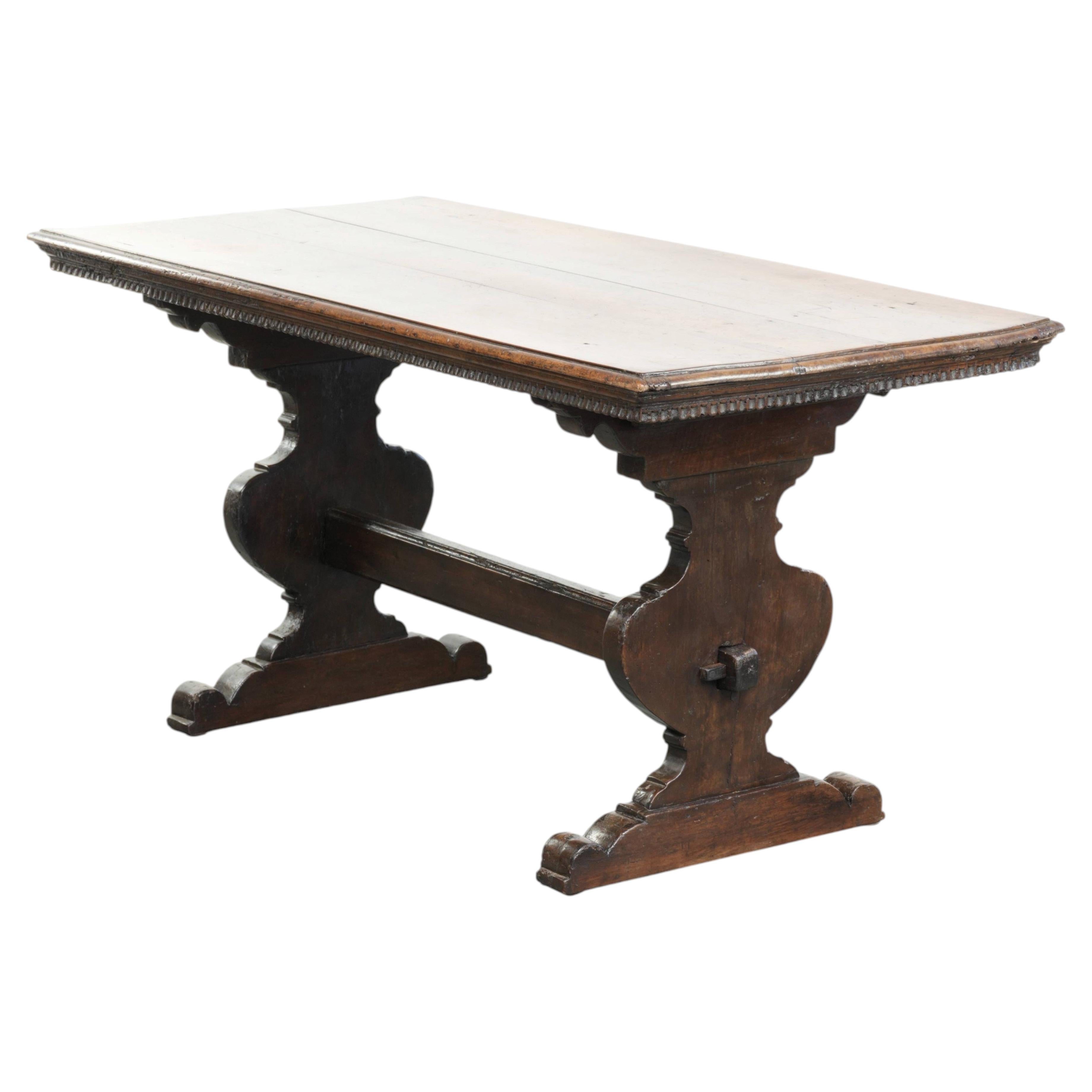 Authentique table de salle à manger italienne du XVIe siècle en noyer en vente