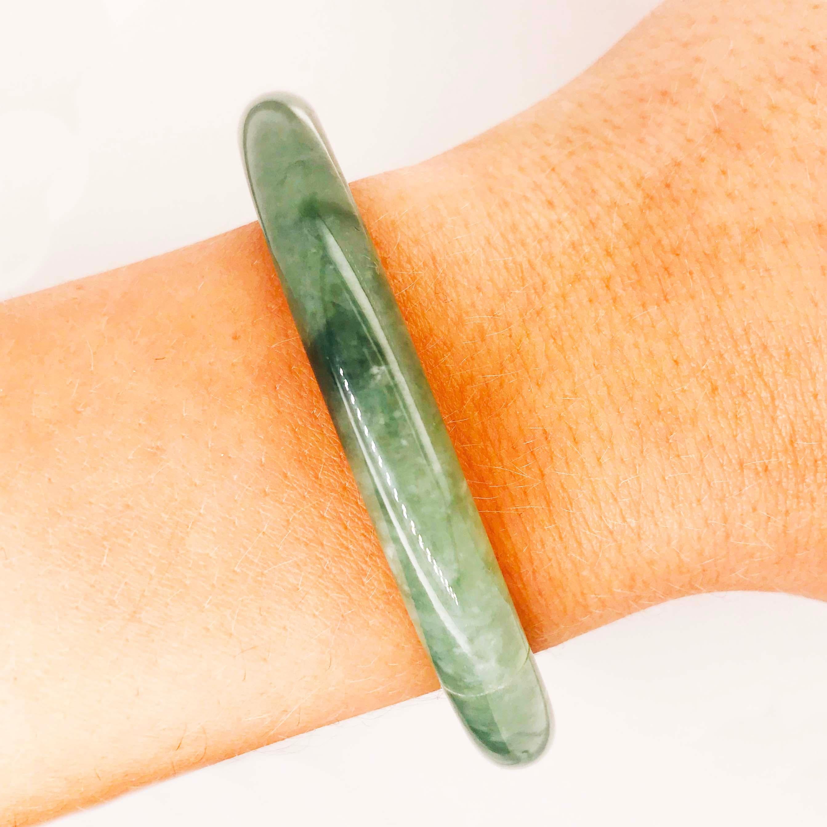 Authentic Jade Bangle Bracelet-Genuine Green Jadeite Jade Medium Bangle Bracelet In Excellent Condition In Austin, TX