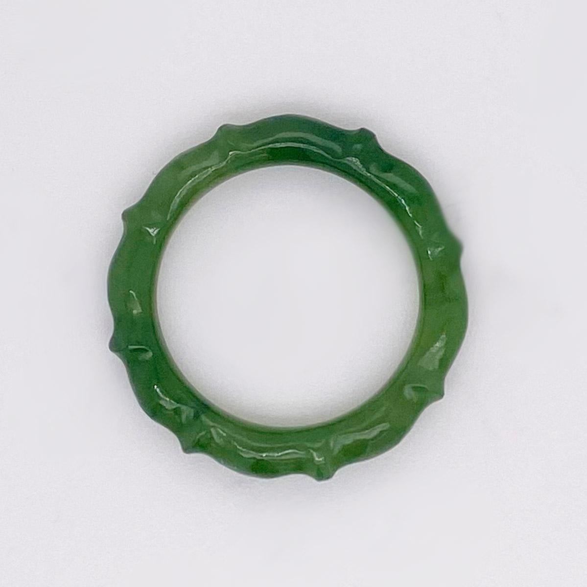 Cette authentique bague en jade naturel présente un magnifique motif sculpté pour l'éternité. Ce bracelet en jade est d'un vert profond magnifique qui se marie bien avec n'importe quel autre métal - platine, or ou argent sterling. Si vous en