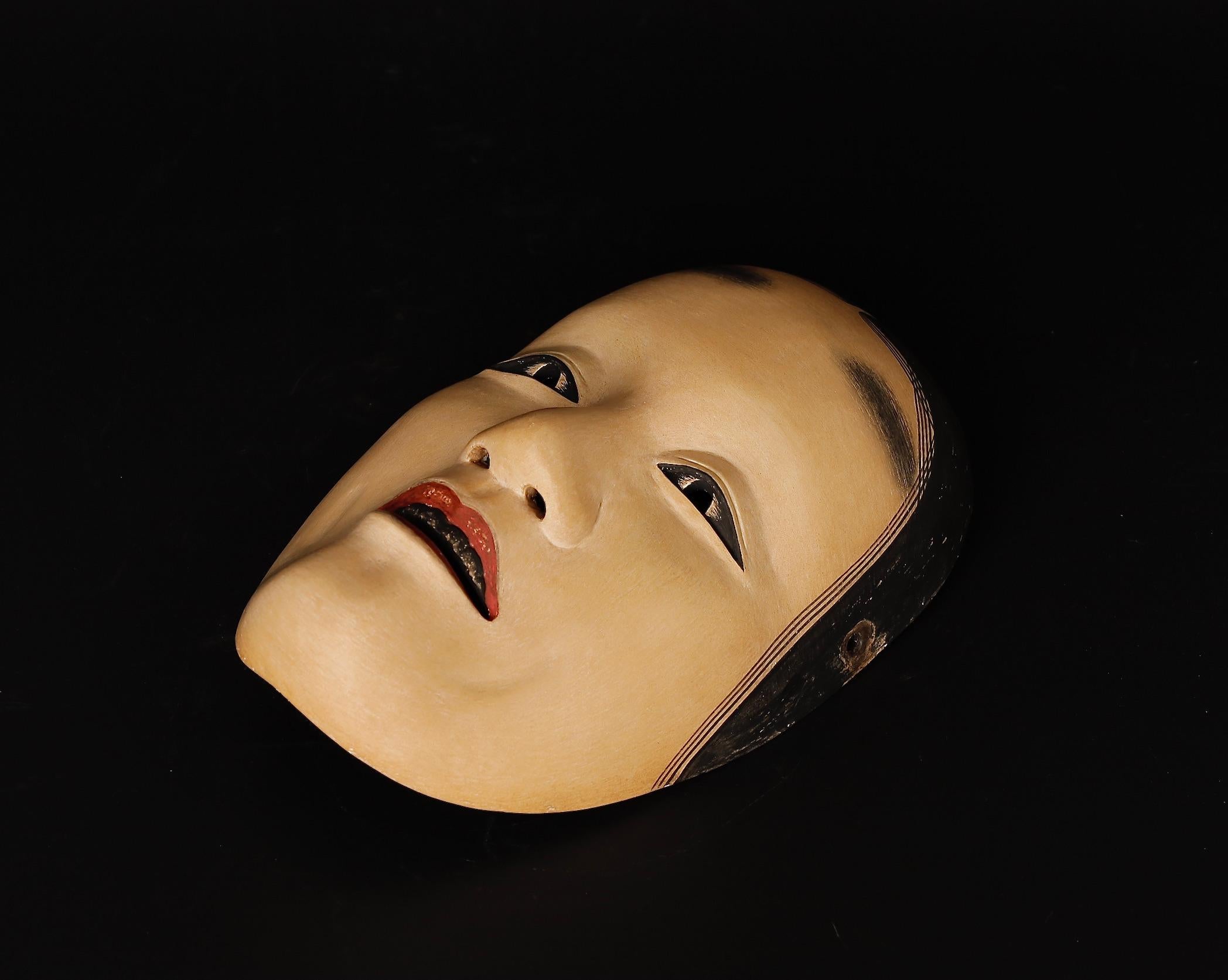 Authentique masque japonais Fukai Noh représentant le déchirement d'une femme de l'âge moyen en vente 2
