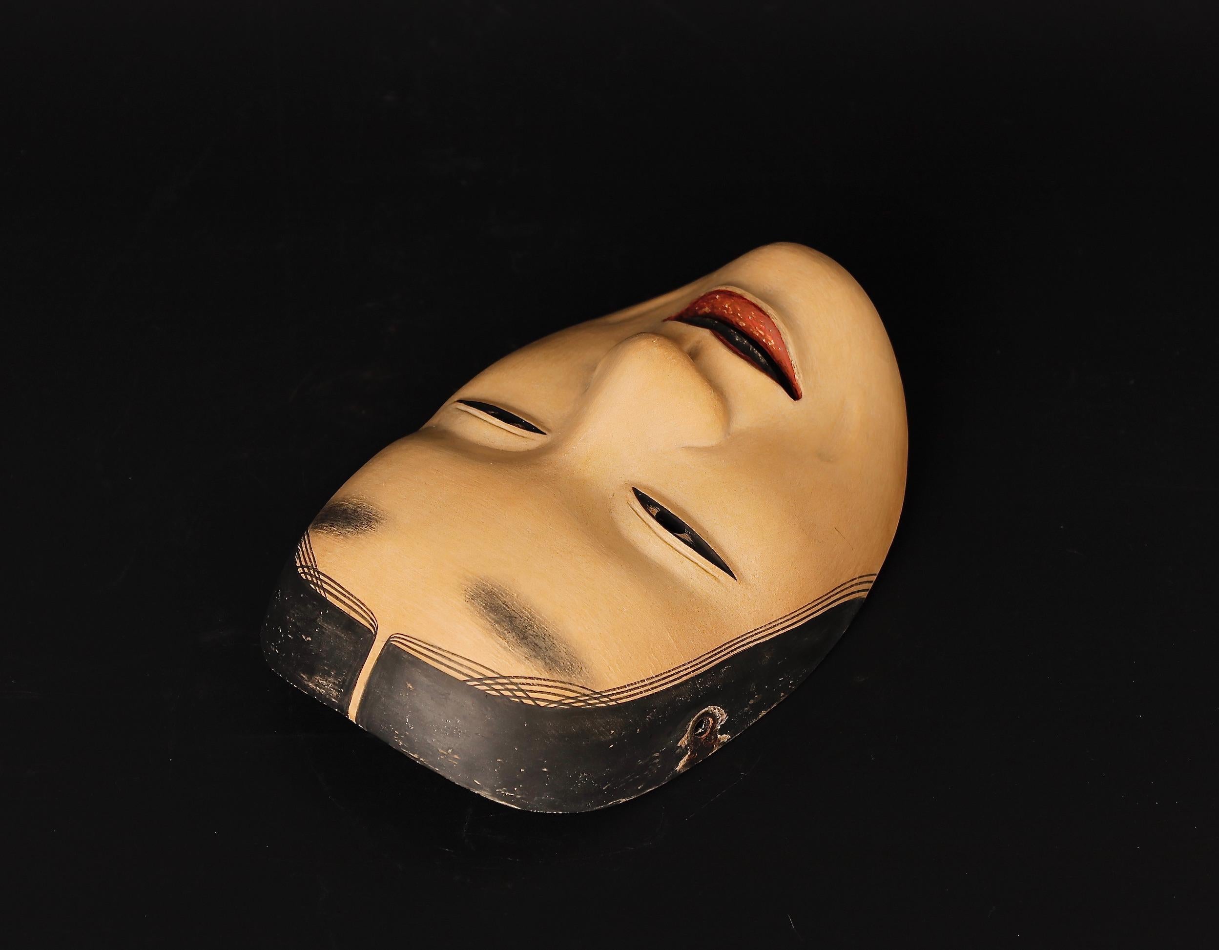 Authentique masque japonais Fukai Noh représentant le déchirement d'une femme de l'âge moyen en vente 3