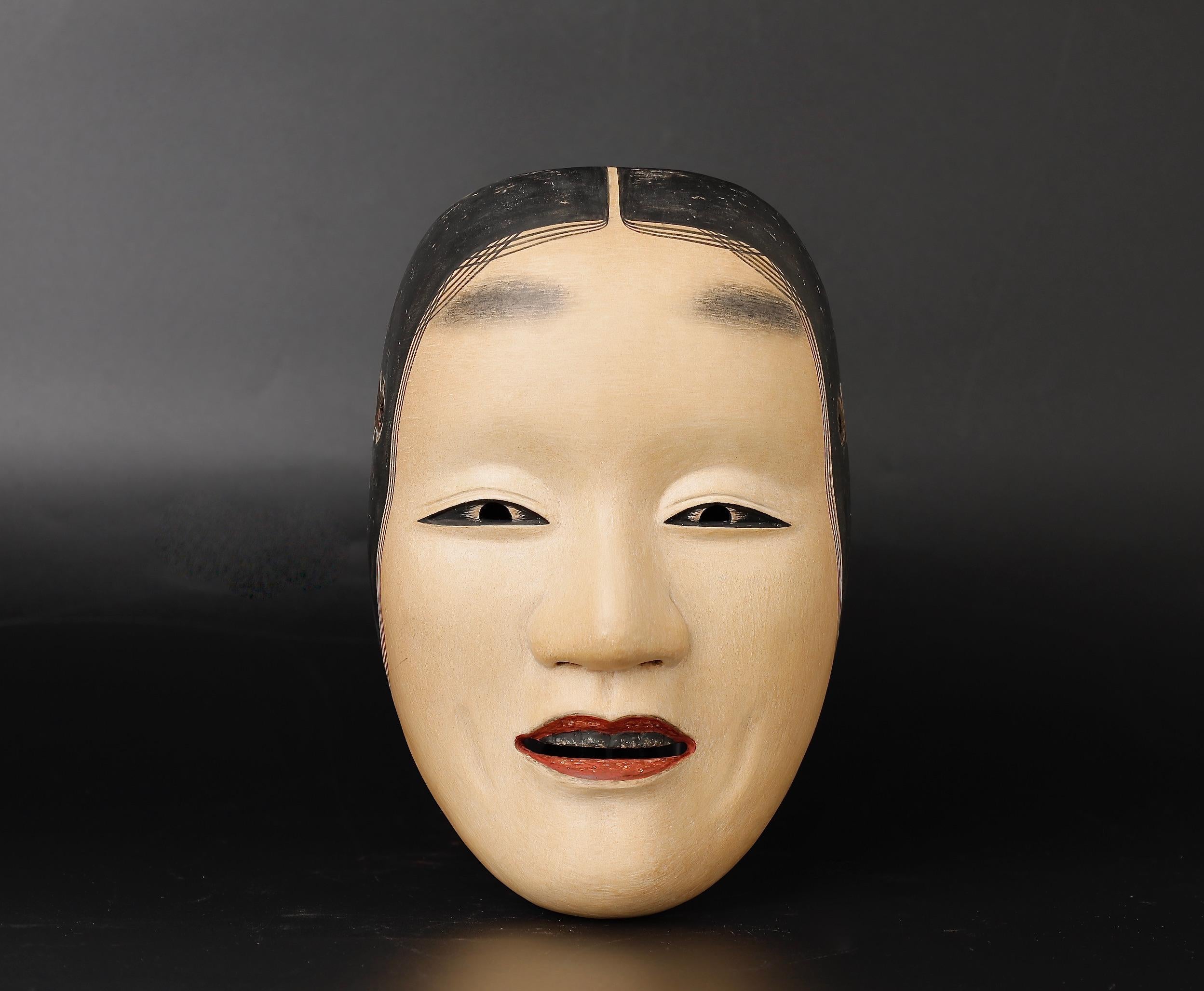 Eine seltene und exquisite japanische Fukai-Noh-Maske, die Sammler und Menschen mit einem anspruchsvollen Geschmack für Inneneinrichtungen begeistern wird. Diese besondere Maske ist eine beeindruckende Darstellung einer Frau mittleren Alters, die