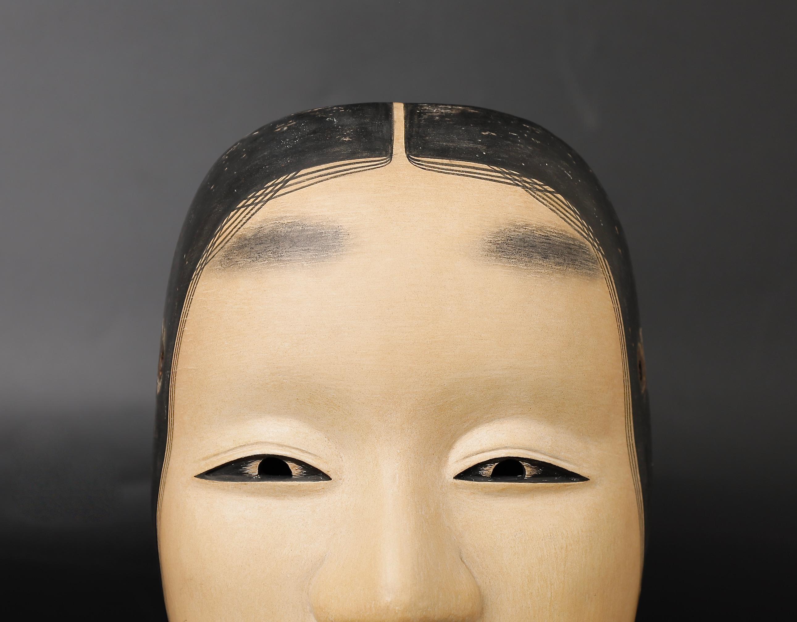 Authentische japanische Fukai Noh-Maske mit der Darstellung des Herzschlags einer gealterten Frau (Showa) im Angebot