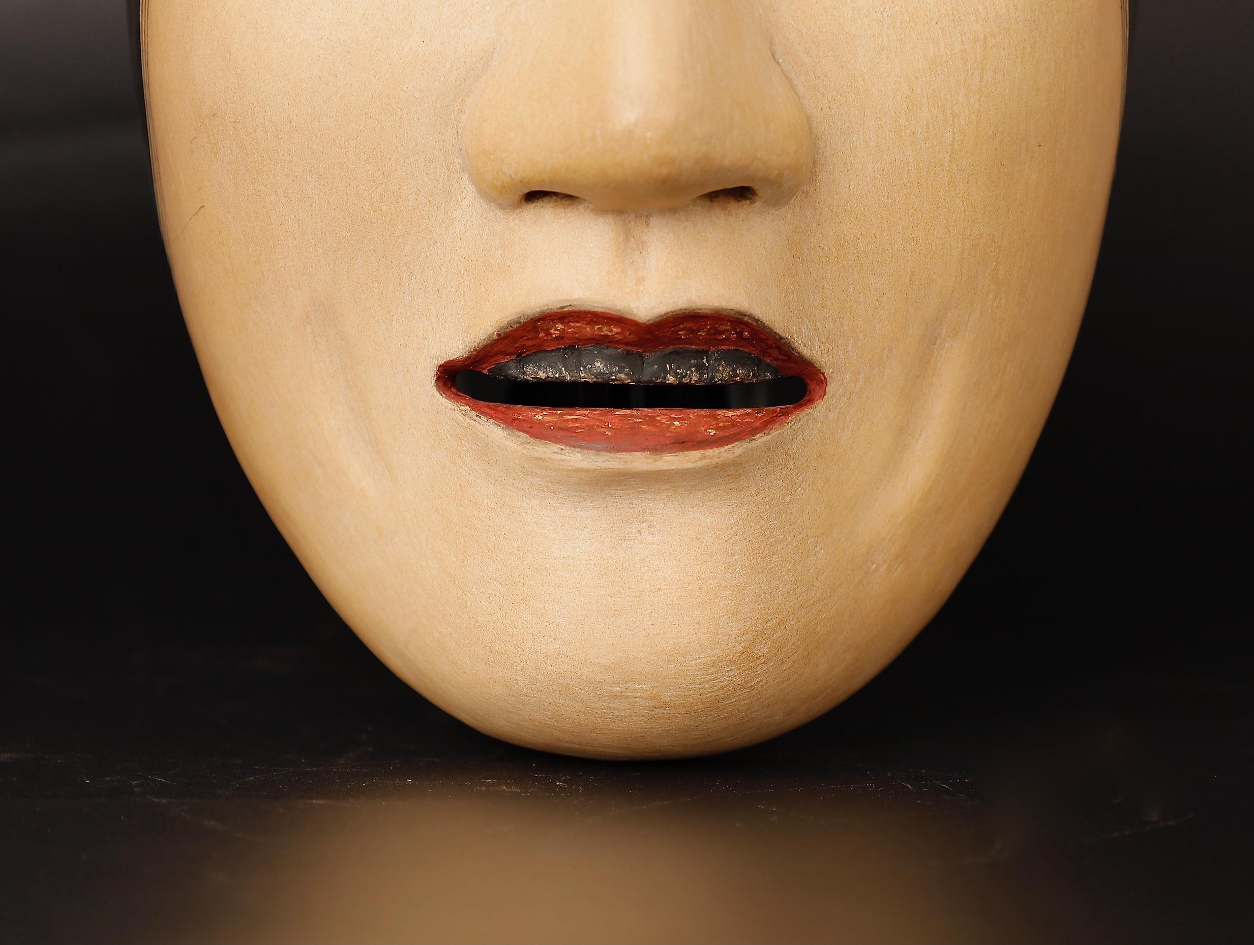 Authentische japanische Fukai Noh-Maske mit der Darstellung des Herzschlags einer gealterten Frau (Japanisch) im Angebot