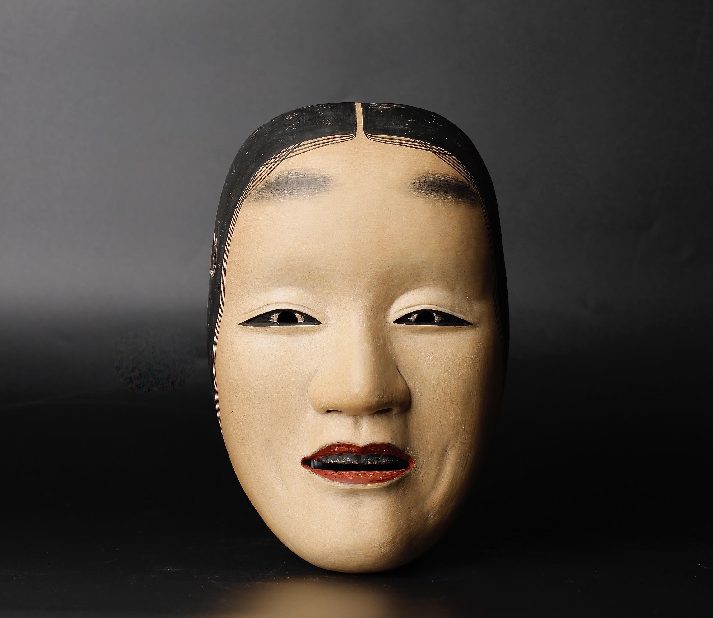 Authentische japanische Fukai Noh-Maske mit der Darstellung des Herzschlags einer gealterten Frau (Handgeschnitzt) im Angebot
