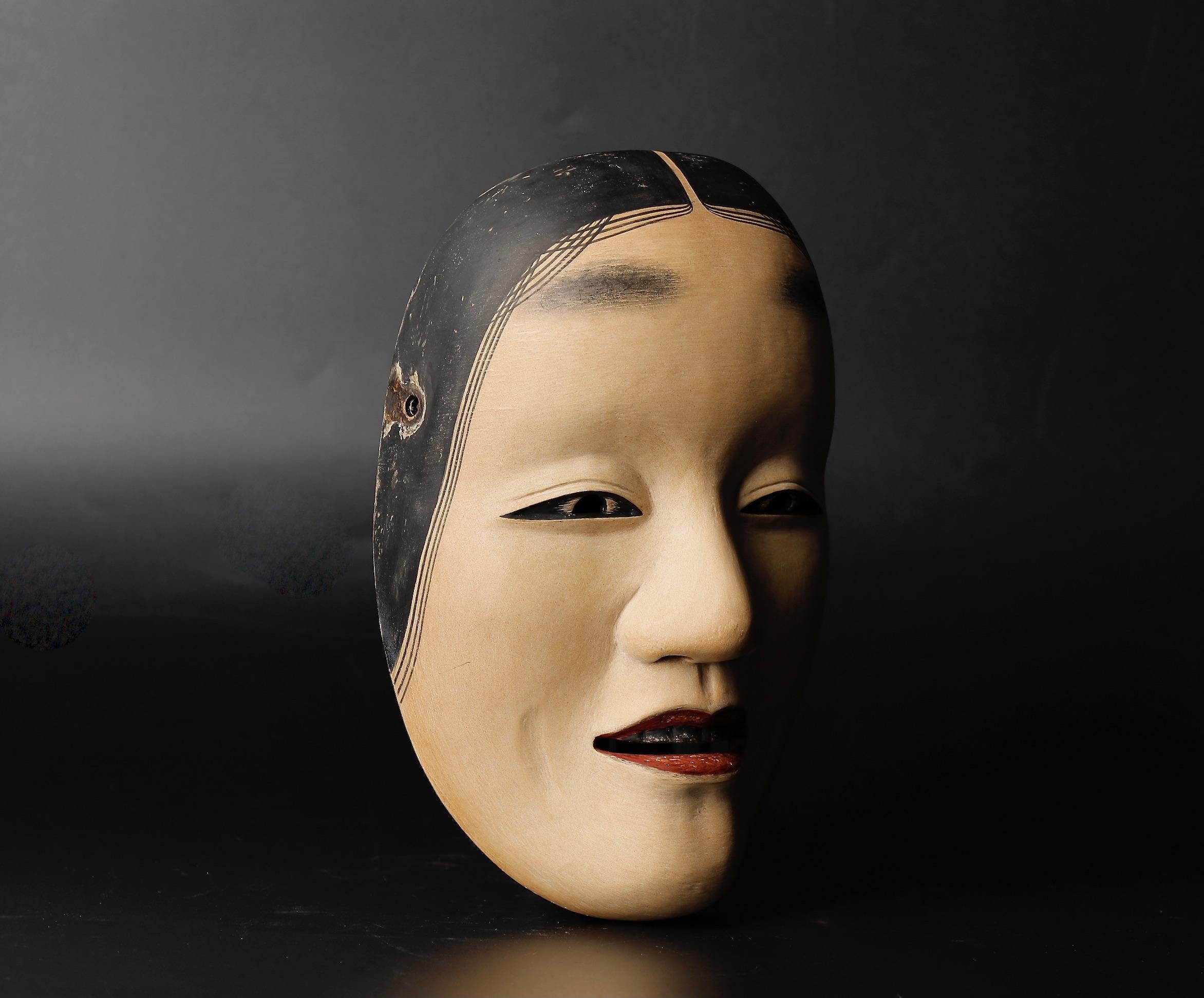 Sculpté à la main Authentique masque japonais Fukai Noh représentant le déchirement d'une femme de l'âge moyen en vente