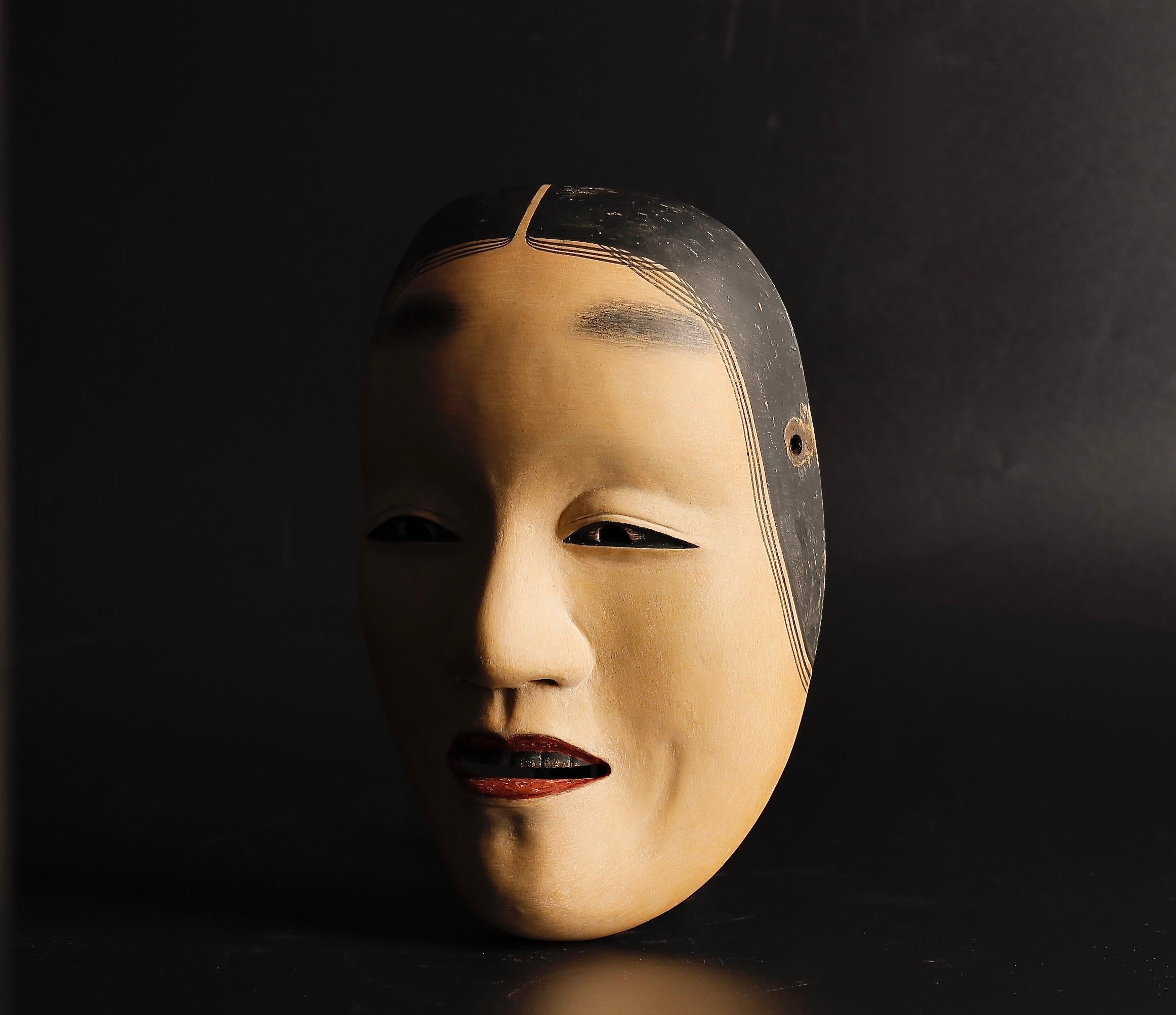 Authentische japanische Fukai Noh-Maske mit der Darstellung des Herzschlags einer gealterten Frau (20. Jahrhundert) im Angebot