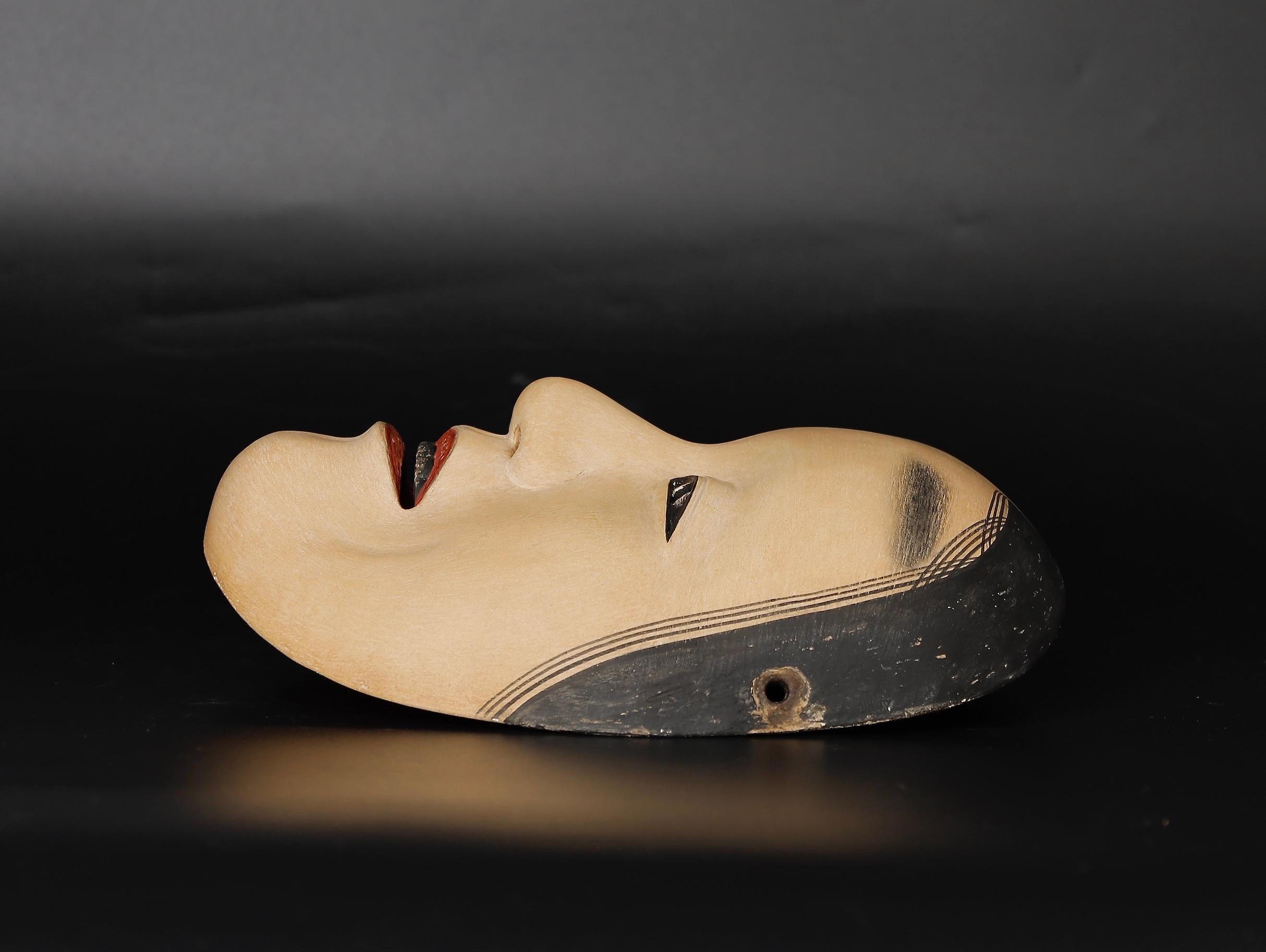 Bois Authentique masque japonais Fukai Noh représentant le déchirement d'une femme de l'âge moyen en vente