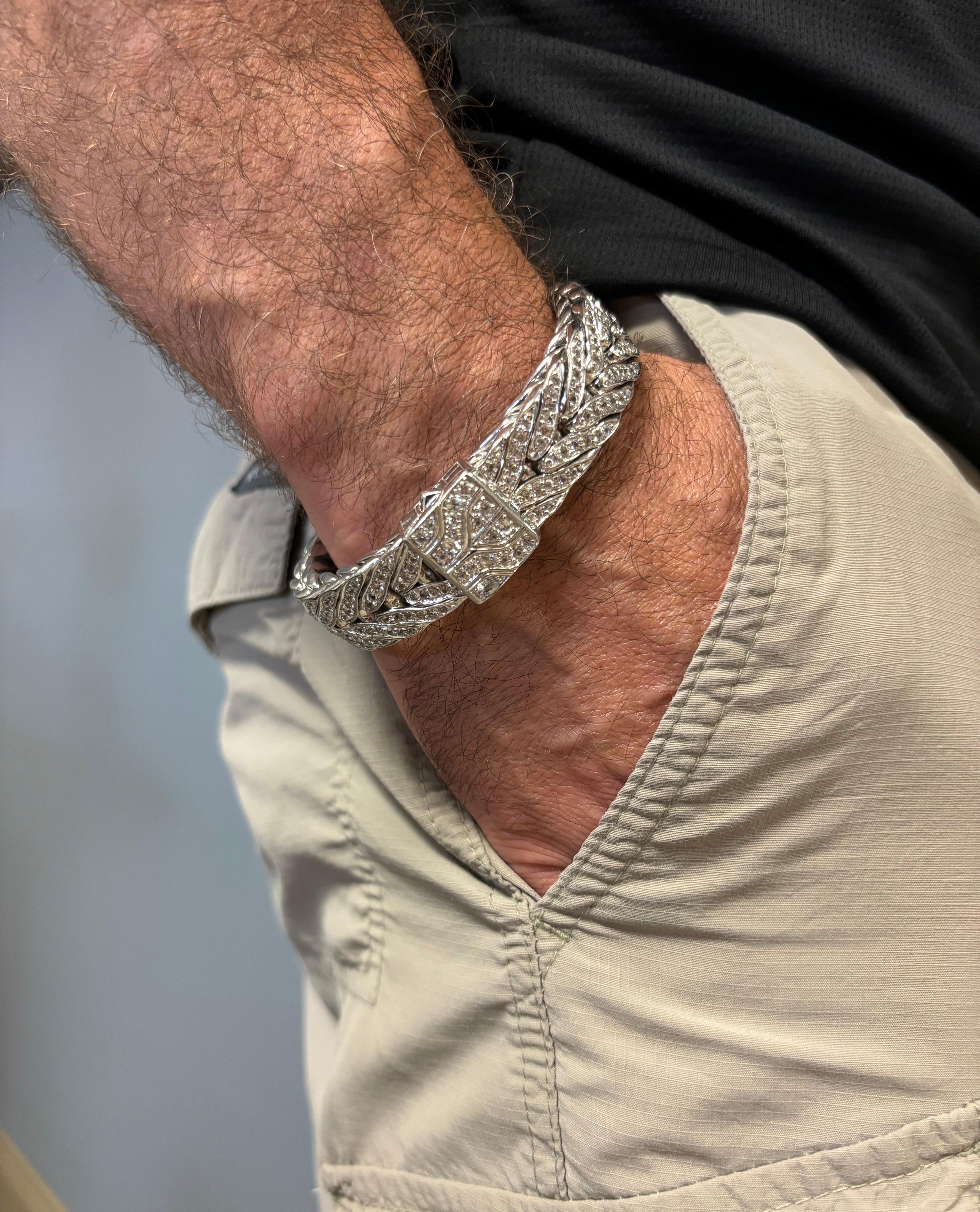 Authentic John Hardy Men's Lava Extra-Large Studded Rectangular Bracelet made in Sterling Silver, and encrusted in White Sapphires. 

Designer: John Hardy
Style: Lava Extra-Large Studded Rectangular Bracelet
Gemstone: White Sapphire
Metal: Sterling