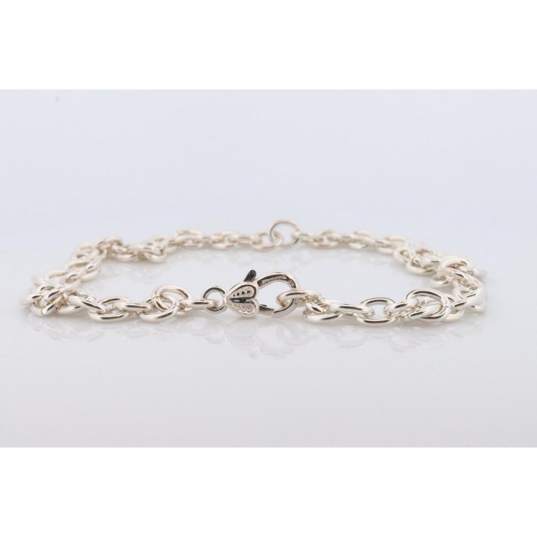 Vintage degli anni '80
Materiali: Argento

Stile della catena: Corda

Un pezzo d'autore. Realizzato da Judith Ripka. A Link in argento sterling con cavo rotondo. Chiusura a cuore. Collana Chocker. Pesante.

Condit: Mostra una certa patina. Viene