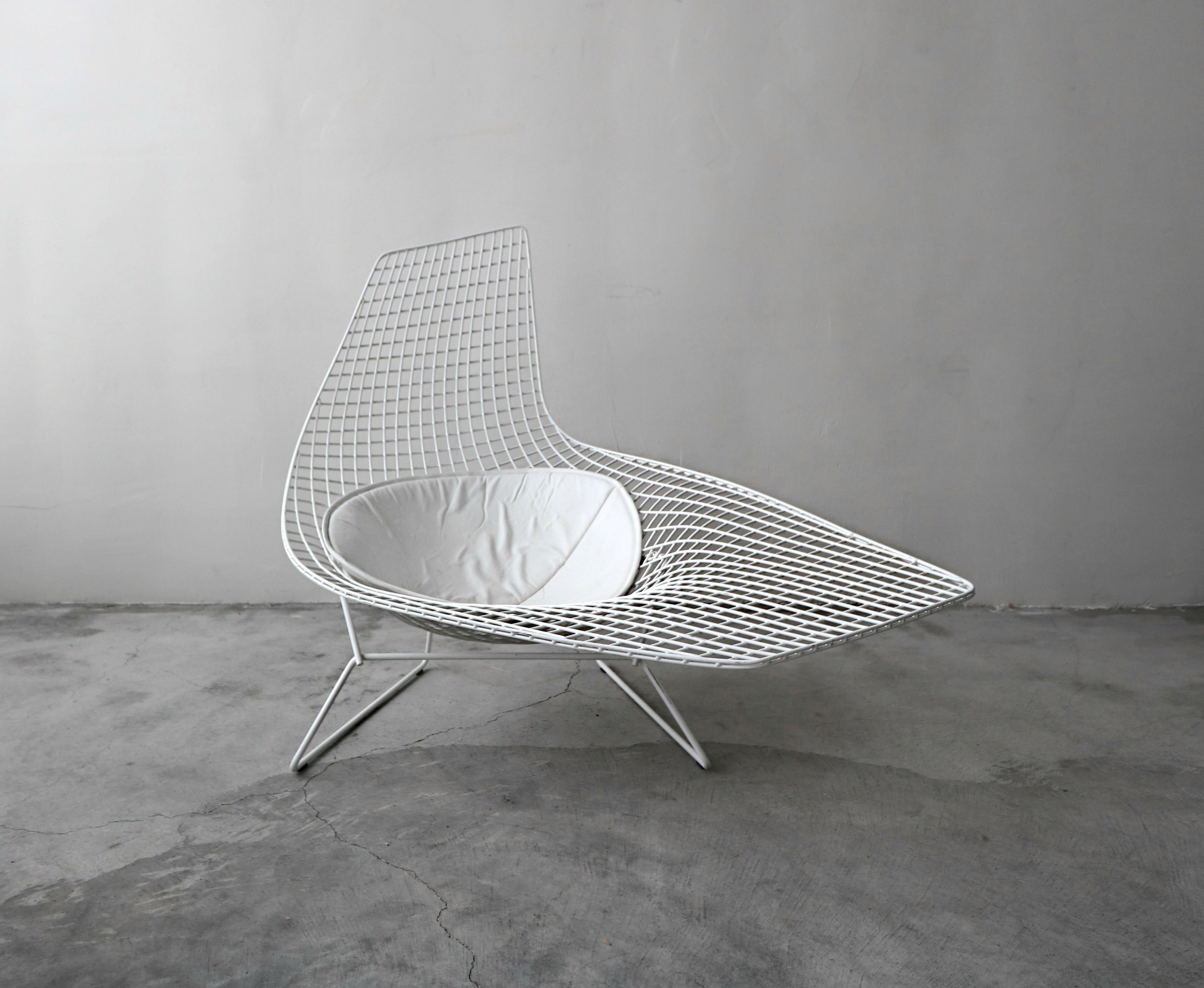 Authentic Knoll Bertoia asymmetric chaise, with white frame and seat cushion in excellent condition.

