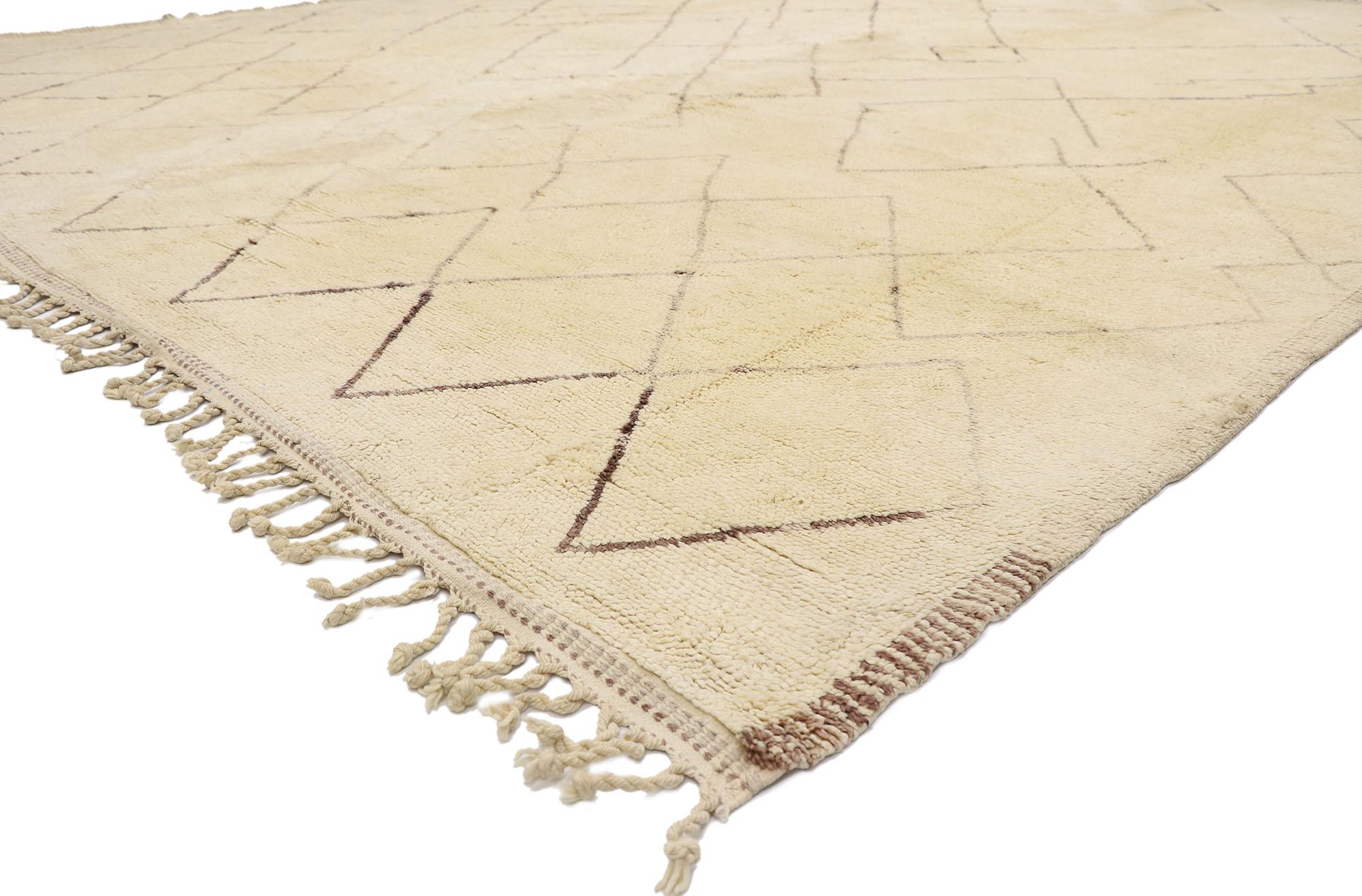 21148 Großer neutraler marokkanischer Berberteppich 11'05 x 14'06.
Minimalistisches Shibui trifft auf Wabi-Sabi in diesem handgeknüpften marokkanischen Berberteppich aus Wolle. Das perfekt unvollkommene Gitter und die erdigen, neutralen Farben, die