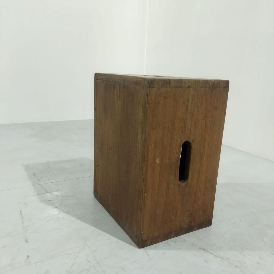 Auténtico taburete Le Corbusier LC14 Cabanon Box, Hecho en Chandigarh Hecho a mano en venta