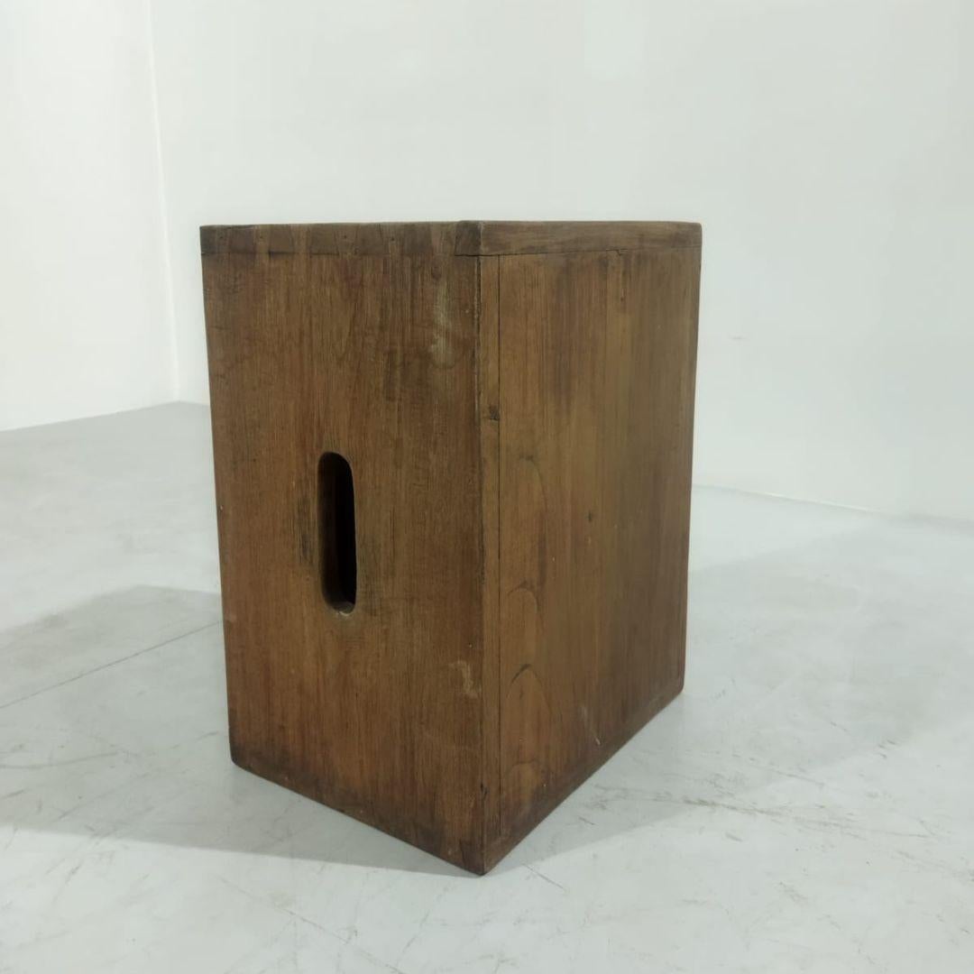 Auténtico taburete Le Corbusier LC14 Cabanon Box, Hecho en Chandigarh mediados del siglo XX en venta