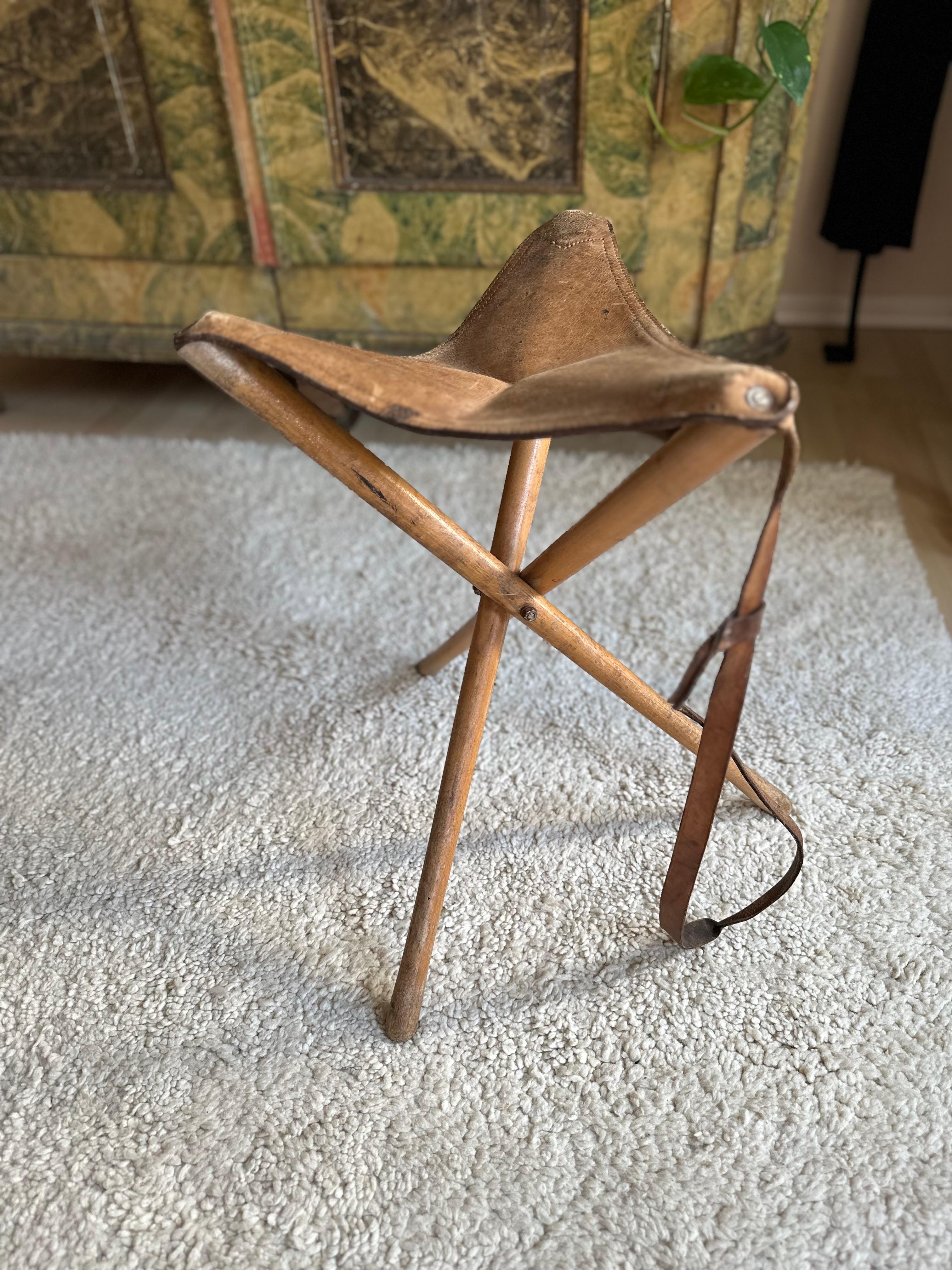 Authentic Leather Tripod Stool from the 1920s: Timeless Style and Functionality For Sale 4