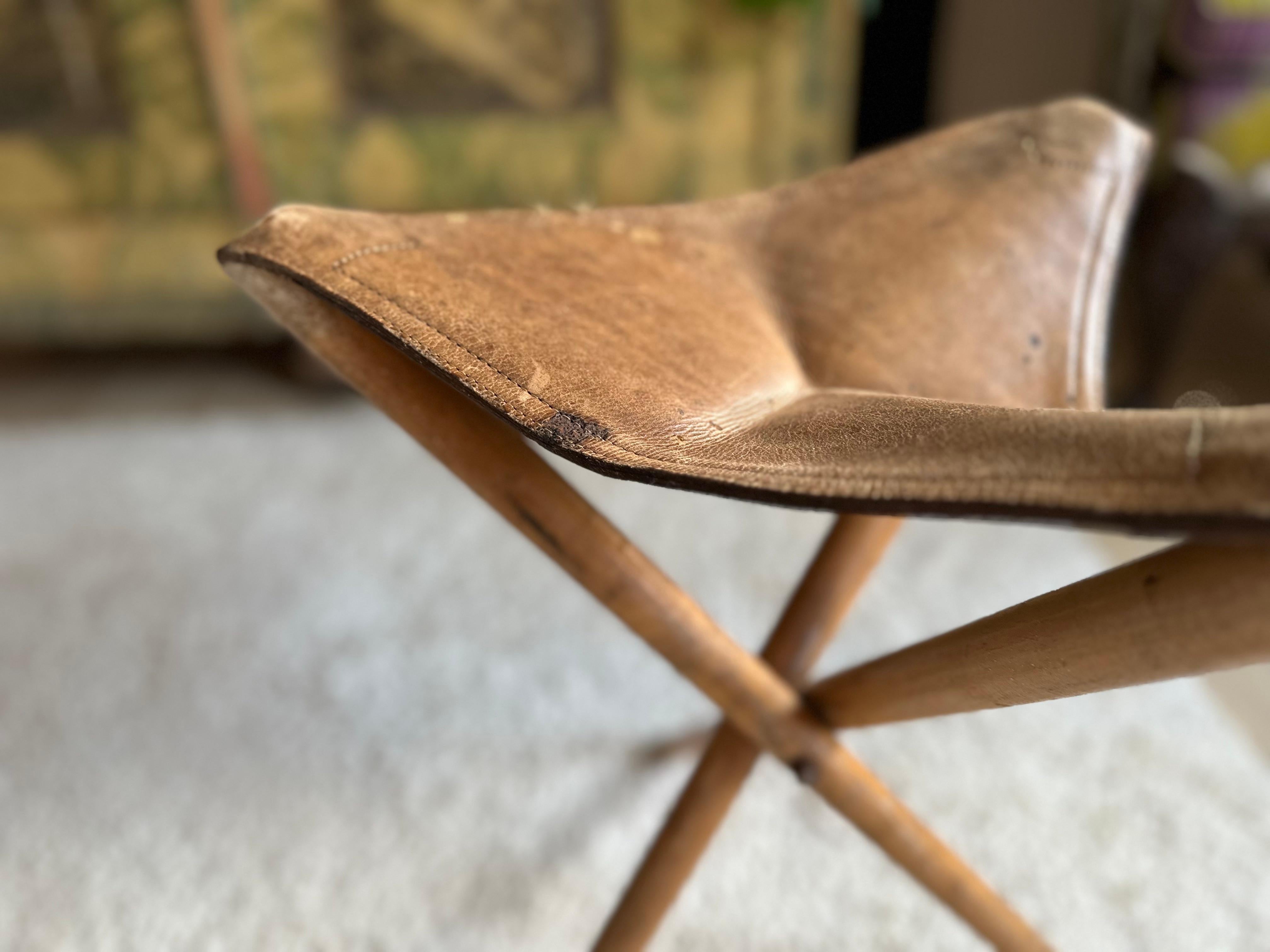 Authentic Leather Tripod Stool from the 1920s: Timeless Style and Functionality For Sale 10