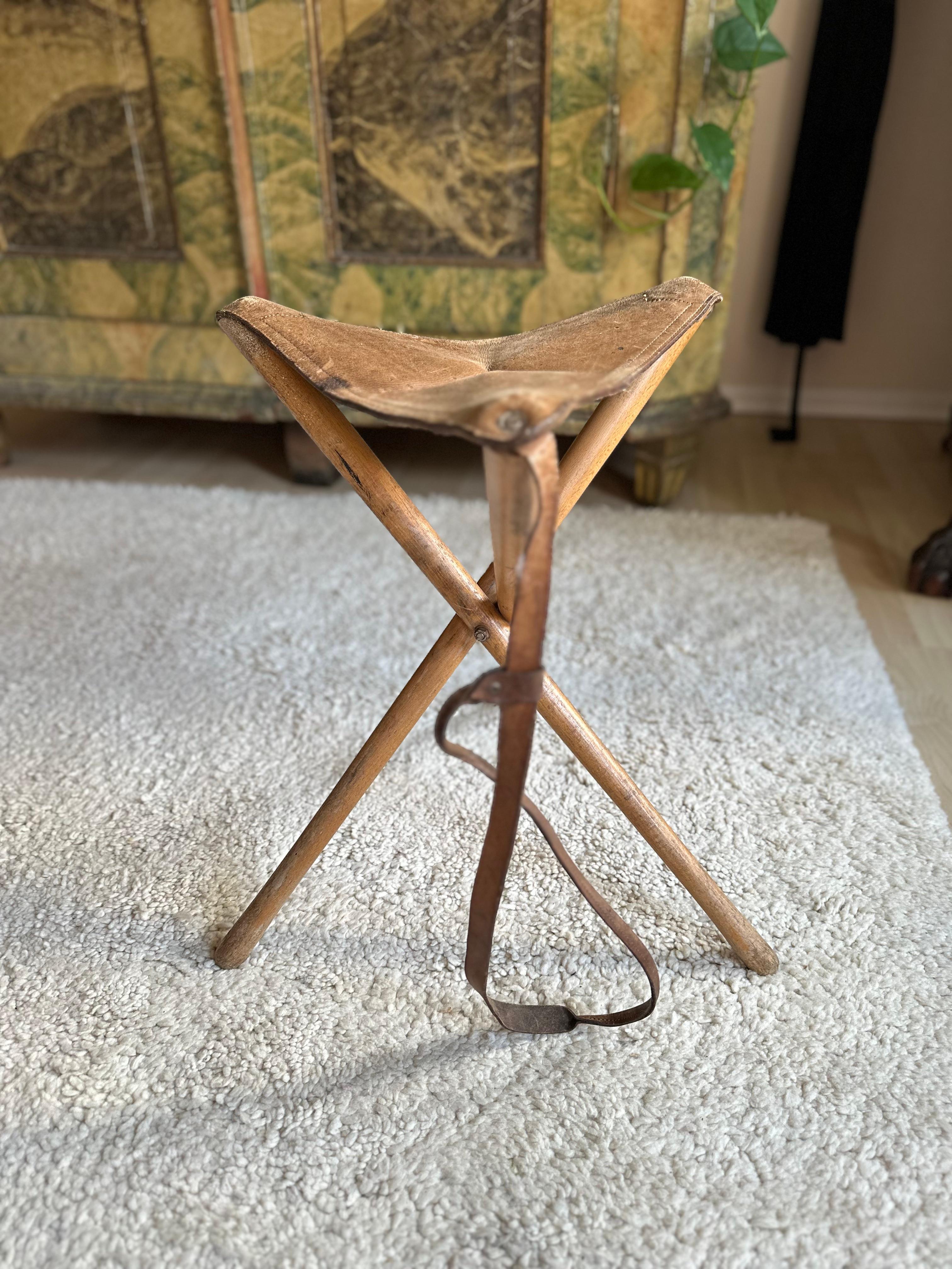 Authentic Leather Tripod Stool from the 1920s: Timeless Style and Functionality For Sale 11