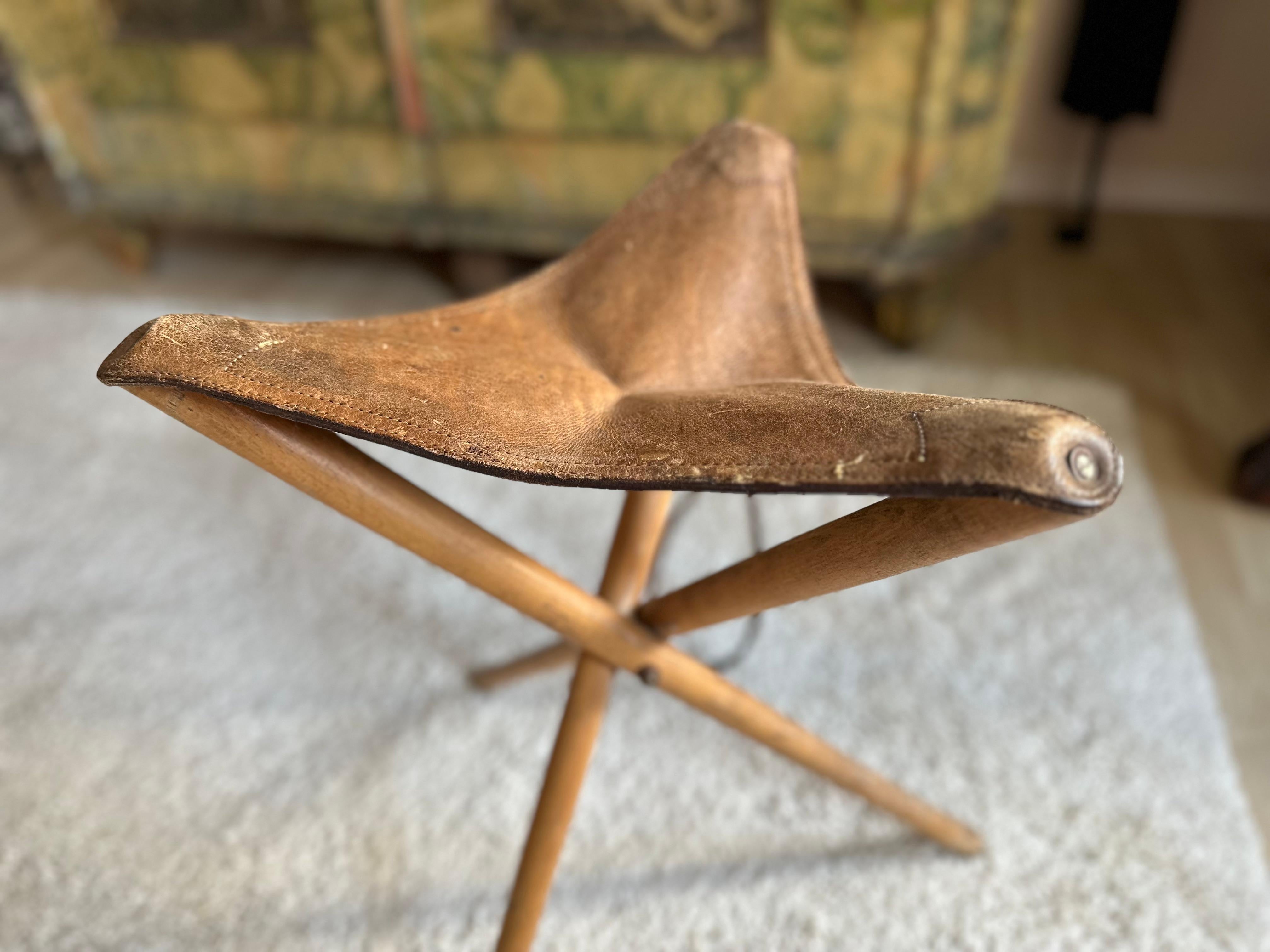 Authentic Leather Tripod Stool from the 1920s: Timeless Style and Functionality In Good Condition For Sale In Hamburg, DE