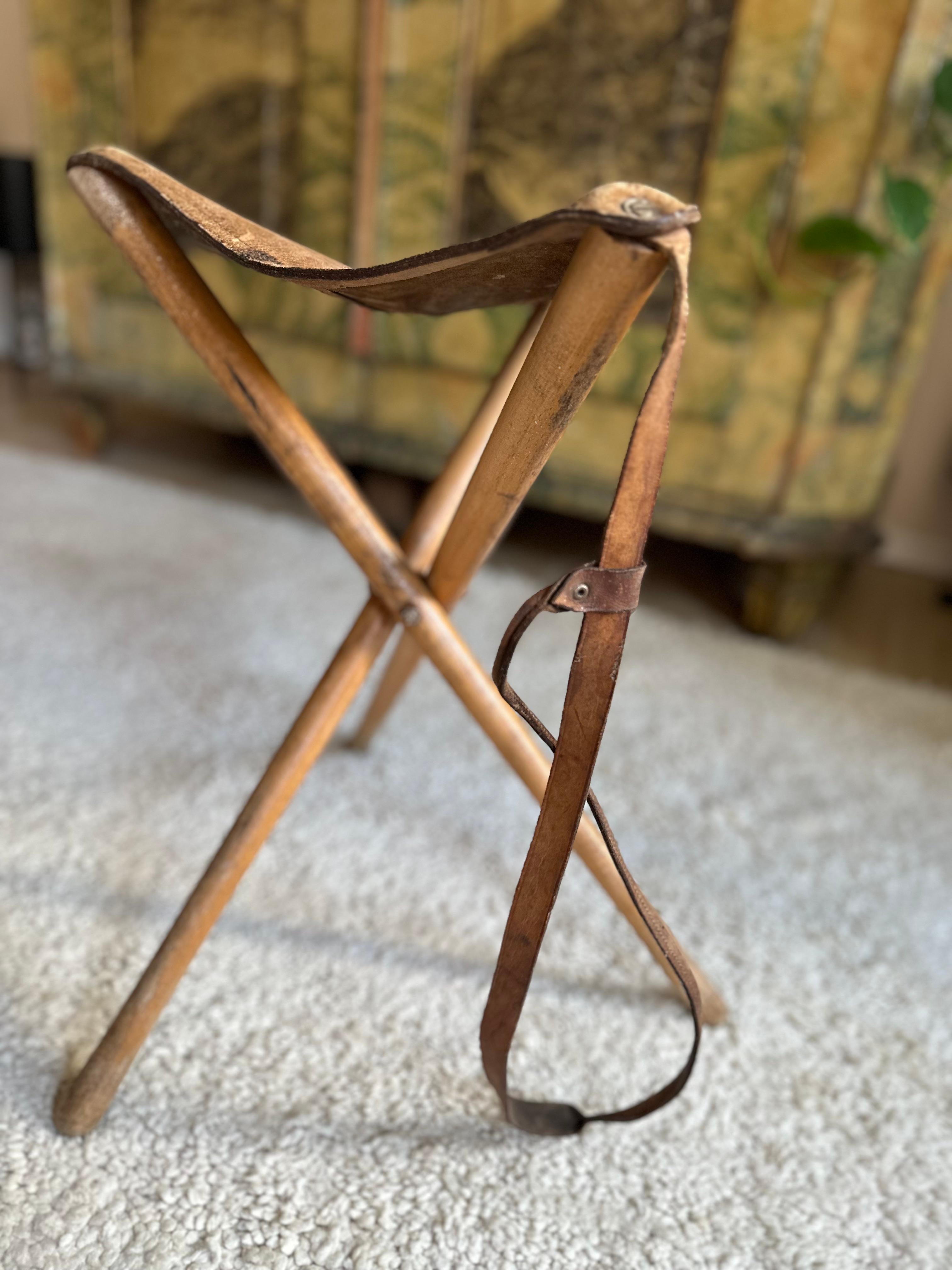 Authentic Leather Tripod Stool from the 1920s: Timeless Style and Functionality For Sale 2