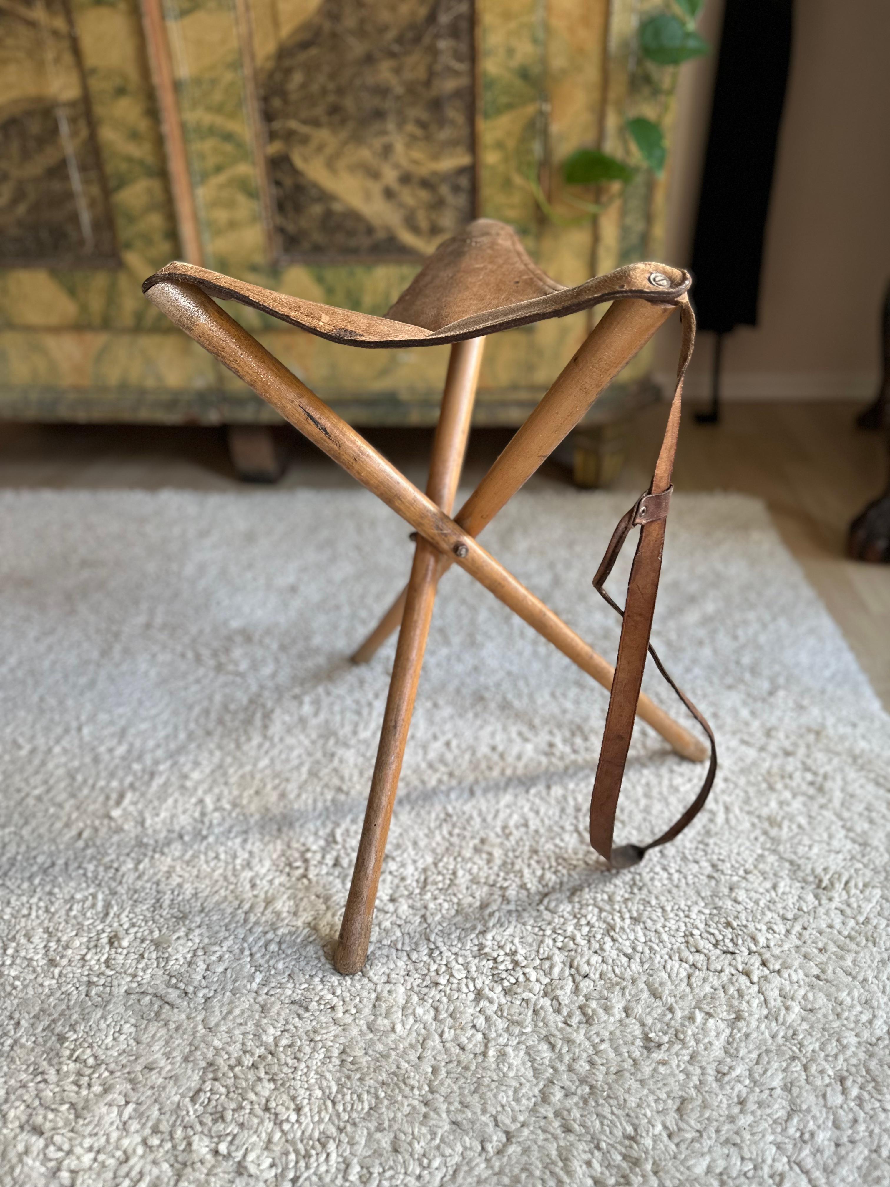 Authentic Leather Tripod Stool from the 1920s: Timeless Style and Functionality For Sale 3