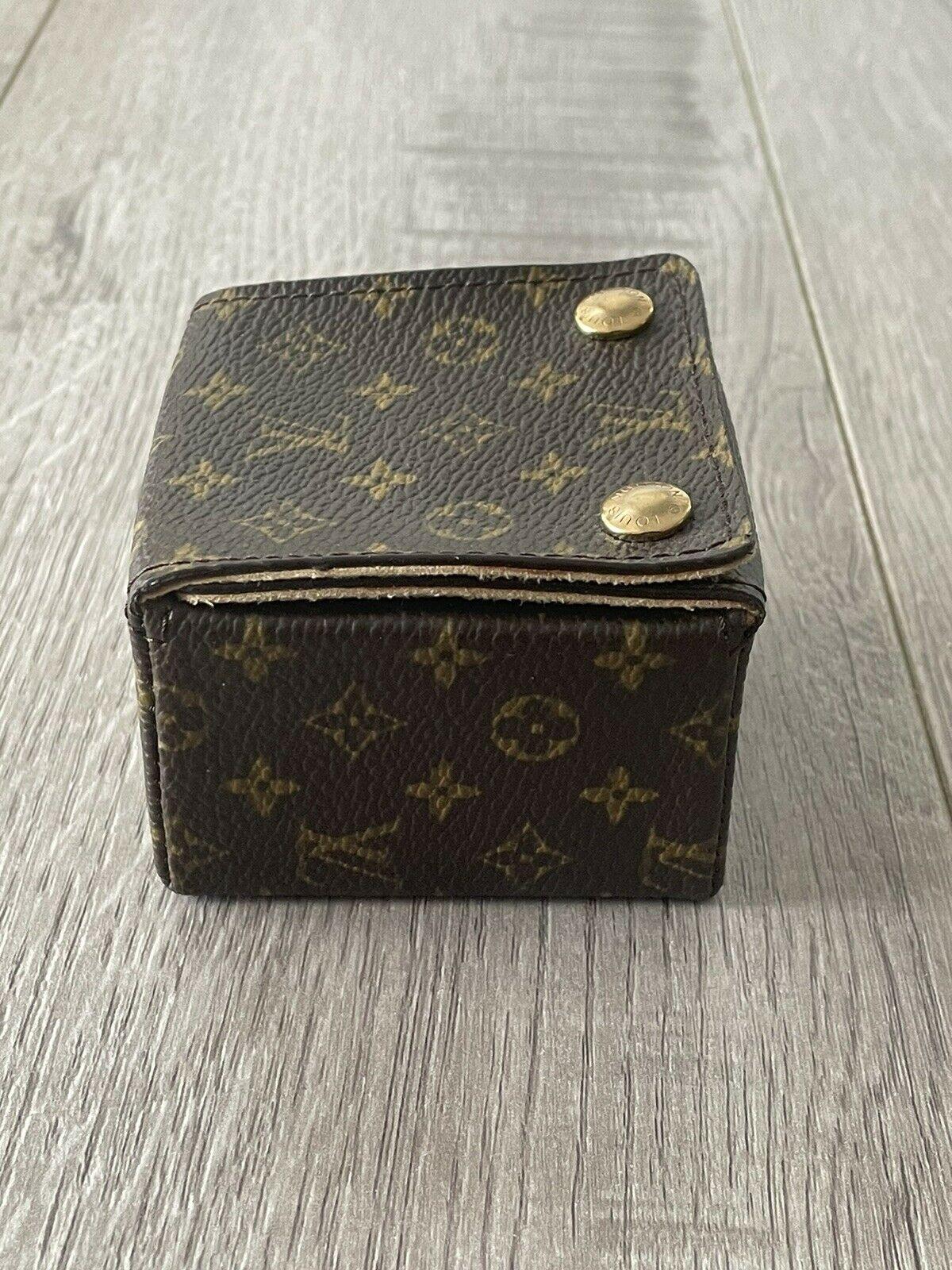 NEW Authentic Louis Vuitton LV Logo Monogram Jewelry Case 

For sale is a Louis Vuitton LV Logo jewelry box. 
The case is like new! 
Perfect for travel or as a gift, get it now!


SOLD AS IS!!!


Approx Measurements

Width- 2.6' inches

Height-1.8'