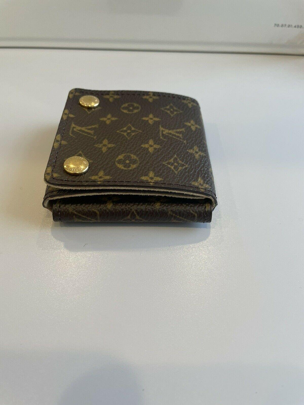 Authentic Louis Vuitton LV Logo Monogram Jewelry Case 

For sale is a Louis Vuitton LV Logo jewelry case 
The case is brand new! 
Perfect for travel or as a gift, get it now!


SOLD AS IS!!!


Approx Measurements

Width- 3' inches

Height-3'