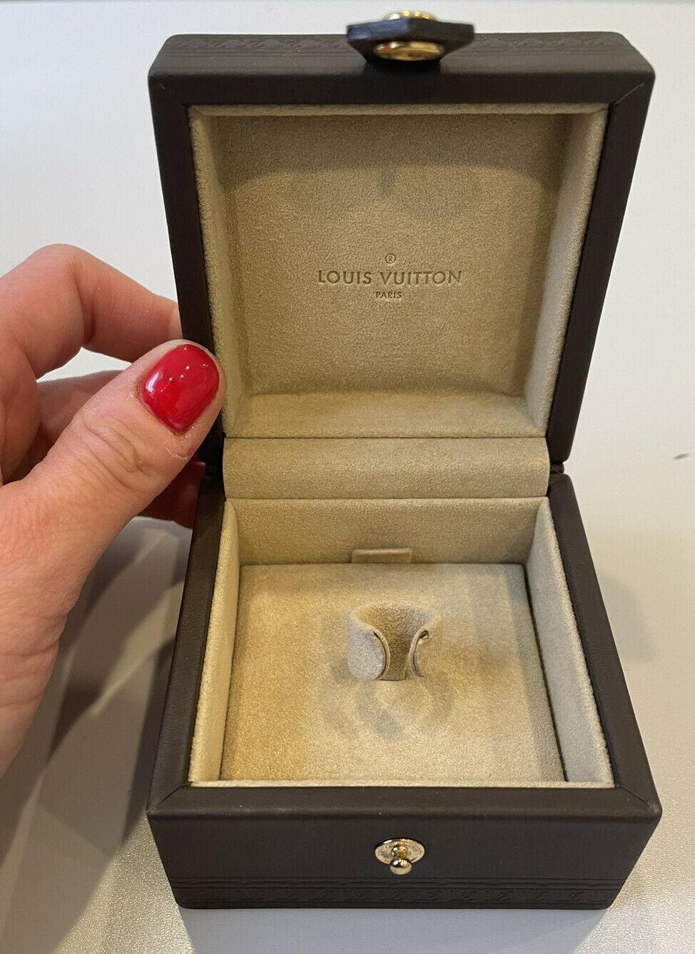 Authentic Louis Vuitton LV Pendant Necklace Box, Pouch & Outer Box 


For sale is a Louis Vuitton LV pendant necklace box, pouch and outer box.
The outer box shows some signs of wear
Inner box and pouch in like new condtion!
Perfect for travel or as