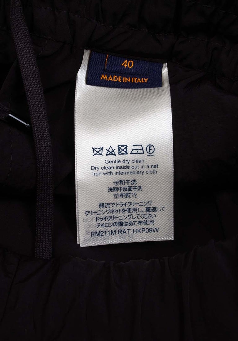 Authentic Louis Vuitton Men Shorts Size 40 (Large) S220