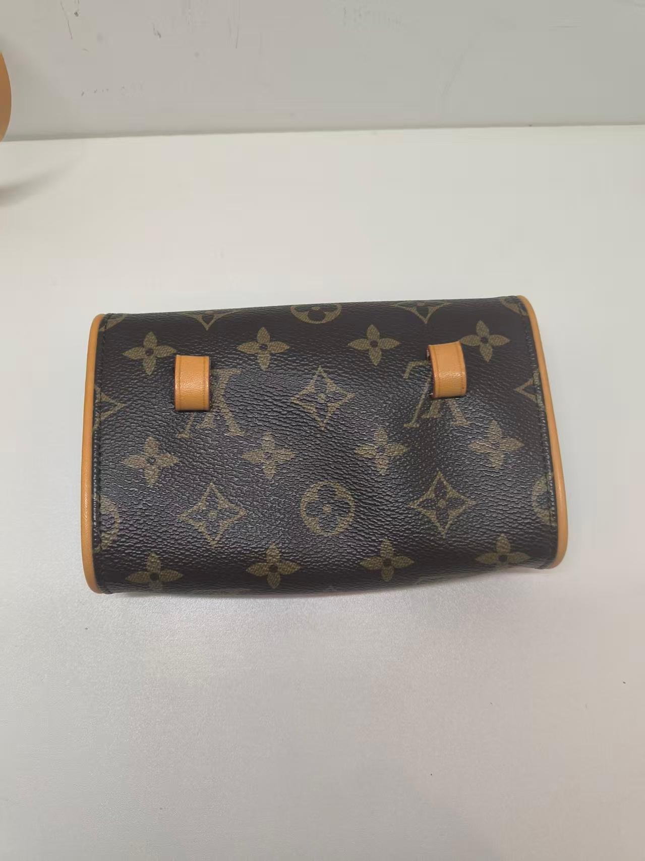 The Louis Vuitton Monogram Pochette Florentine Waist Bag is a timeless blend of sophistication and functionality. Crafted from Louis Vuitton’s signature monogram canvas, this chic accessory is perfect for adding a touch of elegance to your everyday