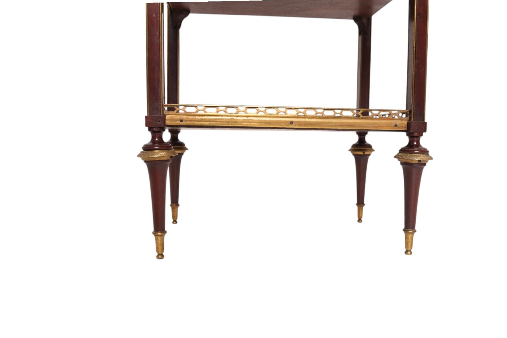 Una squisita étagère a quattro livelli della fine del XVIII secolo, realizzata in Francia e che incarna la raffinata eleganza neoclassica del periodo. Questo pezzo sofisticato presenta un raro piano in marmo venato di verde incorniciato da una