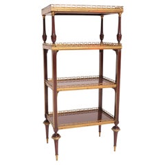Authentique étagère à quatre niveaux de style Louis XVI avec dessus en marbre et décorations dorées