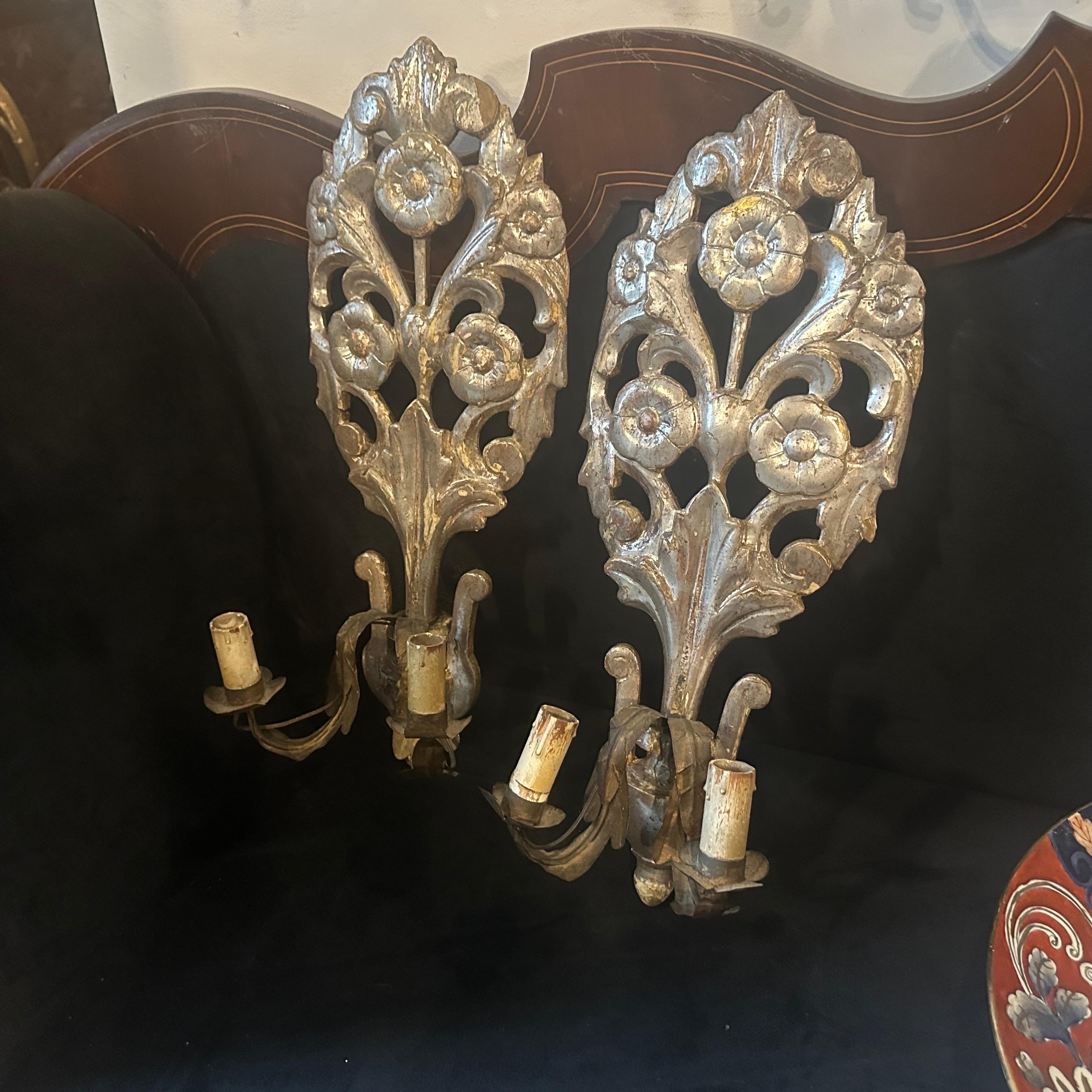 Auténticos candelabros de pared Luis XVI de madera de tilo plateada de Sicilia y hierro Tallado a mano en venta