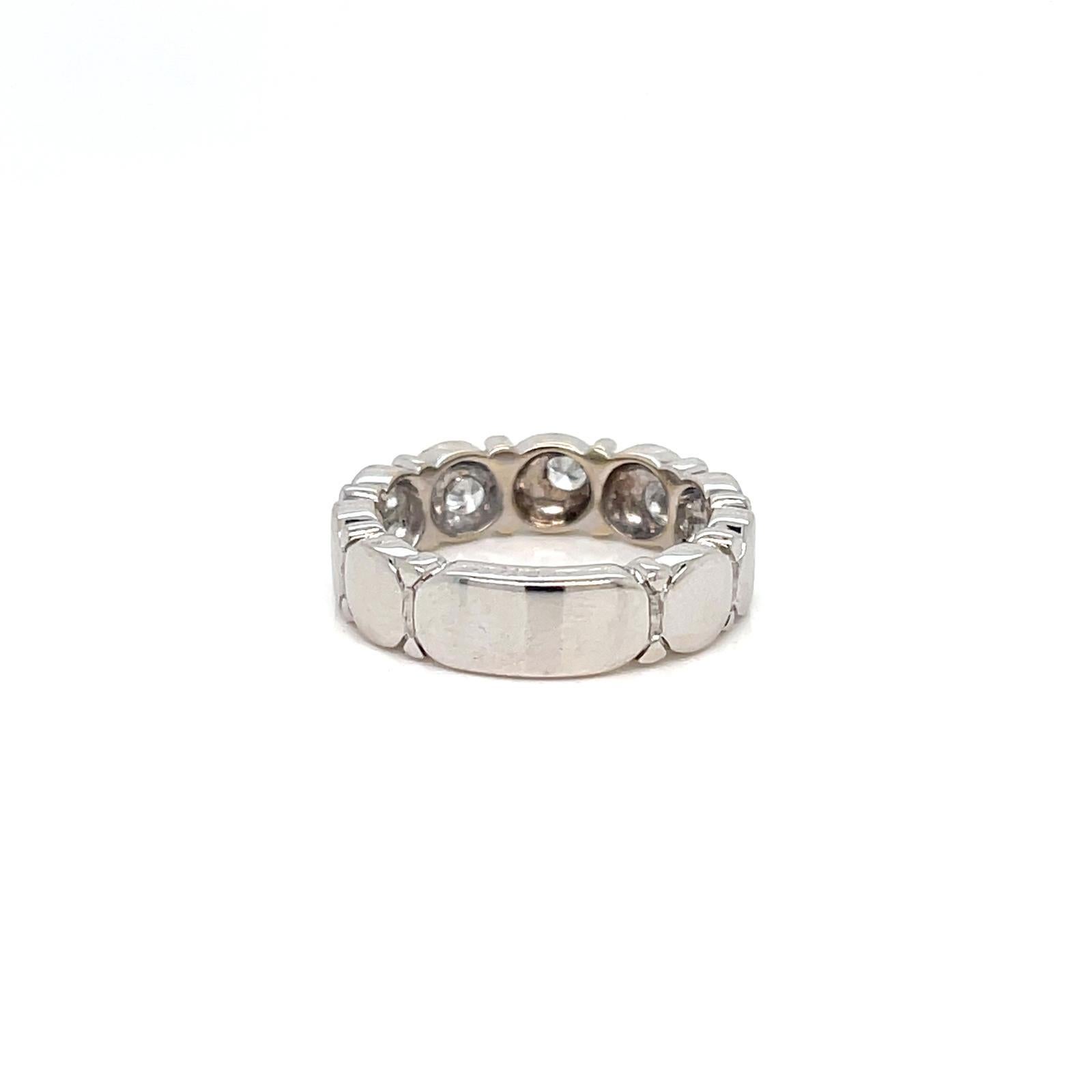 Stupendo anello a fascia con cinque pietre, con un design tipico della Maison Marina B. Stima di 0,50 ct di diamanti taglio brillante VVS, colore E/F.

CONDIZIONE: usato - eccellente
METALLO: Oro 18k 
PIETRA: Diamante ct 0,50
PESO: 6,20