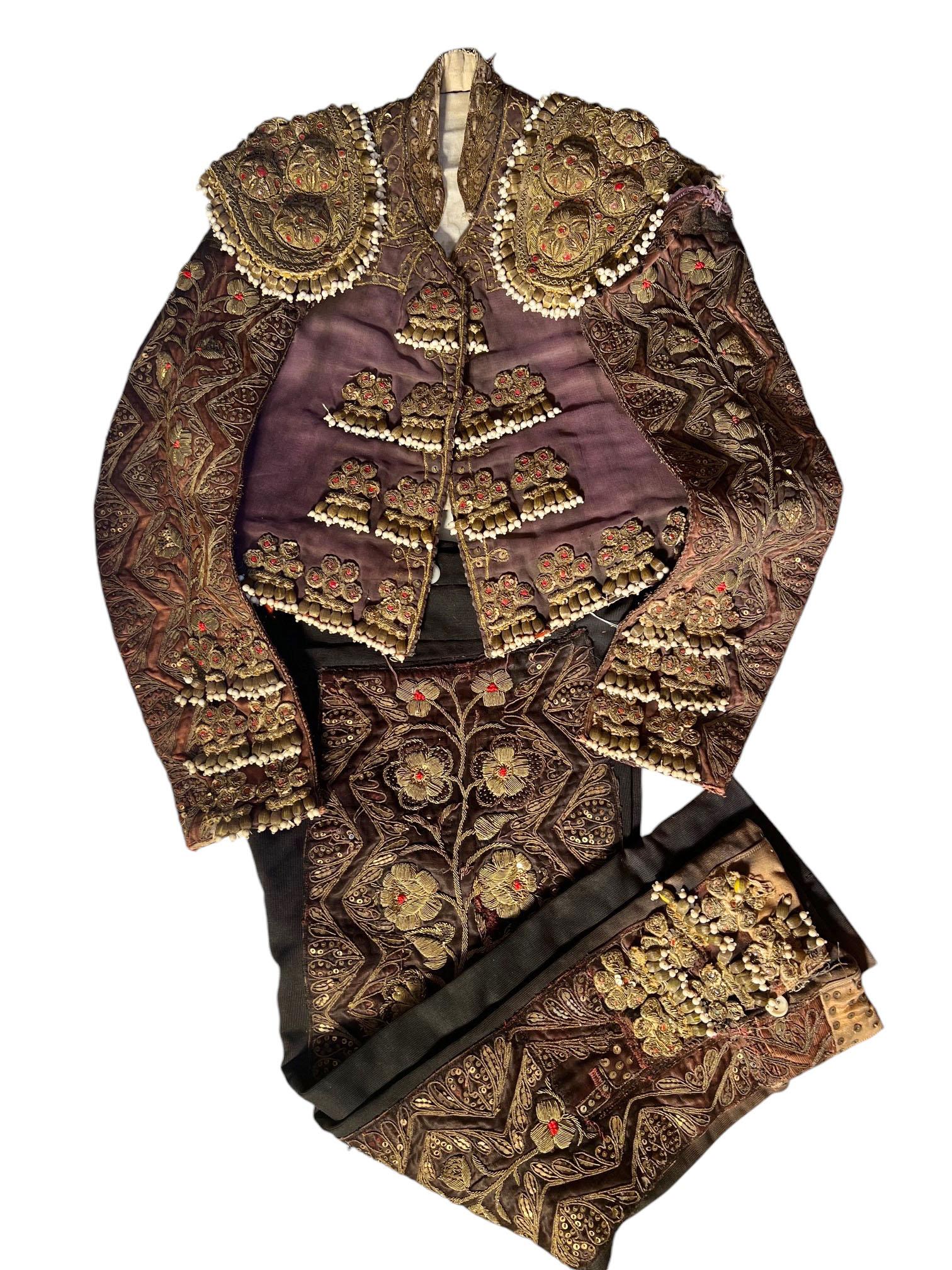 Authentische Matador Torero Anzug von Lichtern mit Inschrift auf der Innenseite der Weste. Wunderschöne auberginefarbene Seide mit durchgehendem Silberfaden, um 1920. Achtzehn Zoll breit von der Schulter bis zur Schulter, einundzwanzig Zoll von der