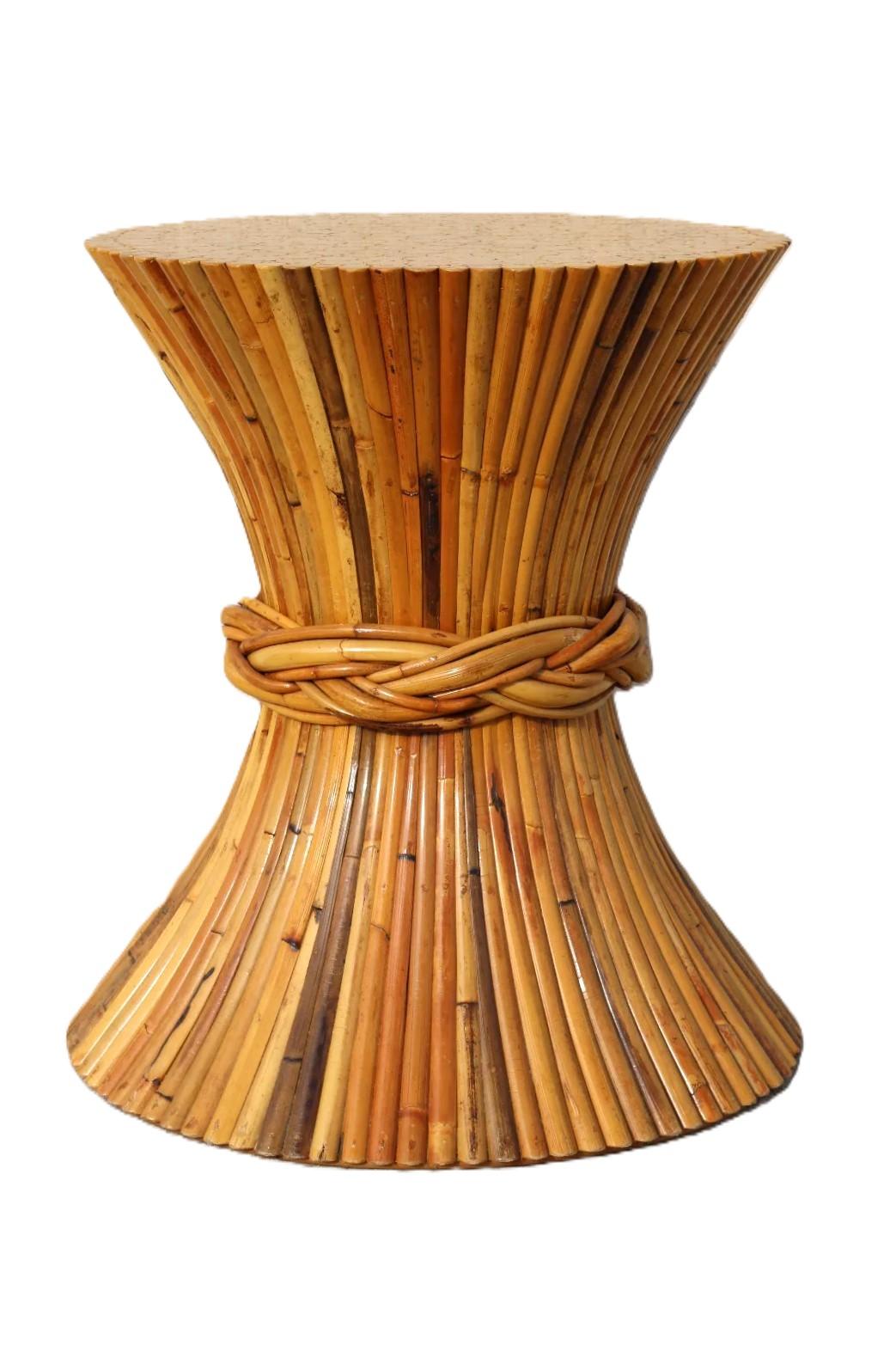 Authentique base de table de salle à manger à piédestal en rotin McGuire, conçue pour être utilisée avec un plateau de table en verre (non inclus). Cette magnifique pièce est issue de la Collection Palasan de McGuire. Elle est composée de rotin de