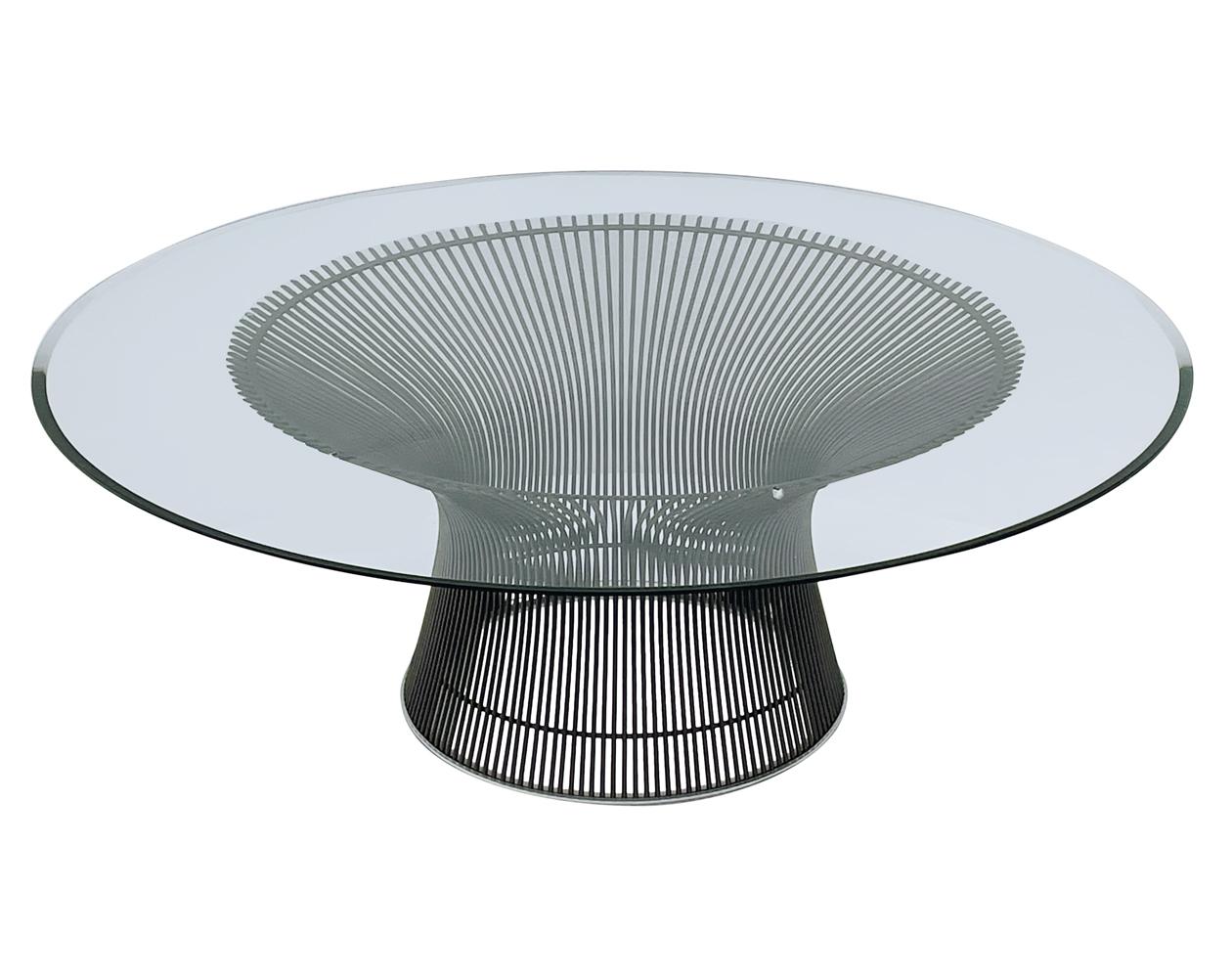 Table à cocktail circulaire classique et emblématique, conçue par Warren Platner pour Knoll. Il se compose d'une base en fil métallique de couleur bronze foncé et d'un plateau rond en verre transparent. Très bon état.
