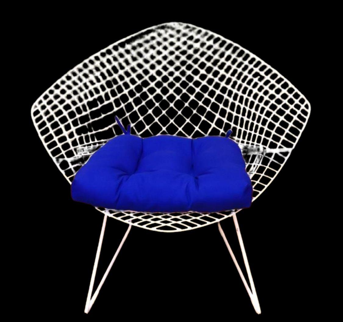 A stunning and timeless example of Mid-Century Modern design, this sculptural white wire lounge chair is an authentic piece by Knoll, designed by renowned Italian-American designer Harry Bertoia. Crafted in the early 1950s, the Diamond Chair is