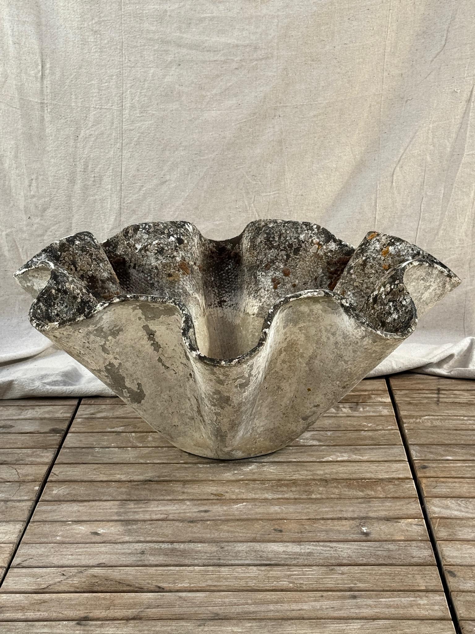 Dieses außergewöhnliche skulpturale Pflanzgefäß aus der Mitte des Jahrhunderts ist eine authentische 
